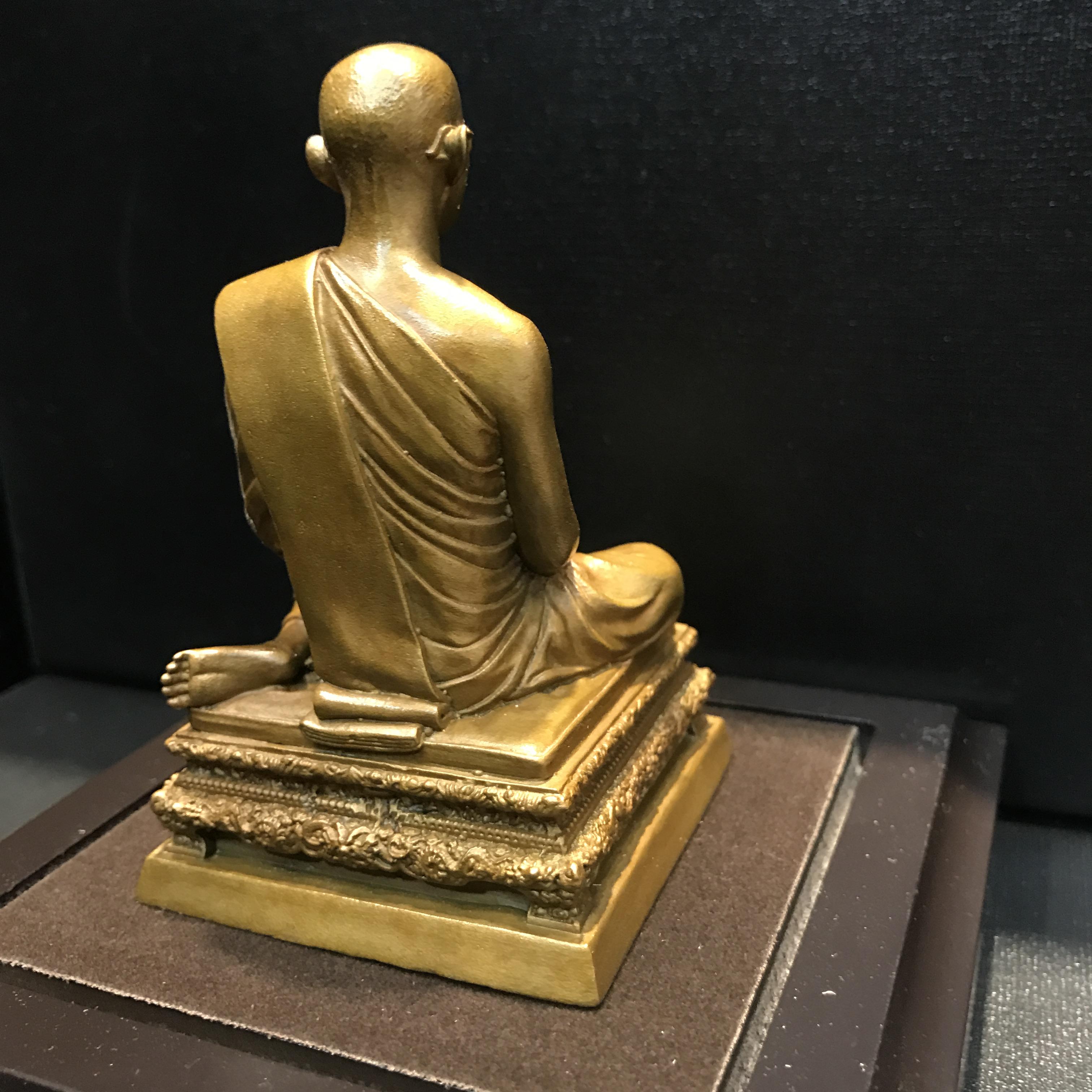 พระบรมรูปพระบาทสมเด็จพระเจ้าอยู่หัวทรงผนวช กำลังแผ่นดิน ปี2554