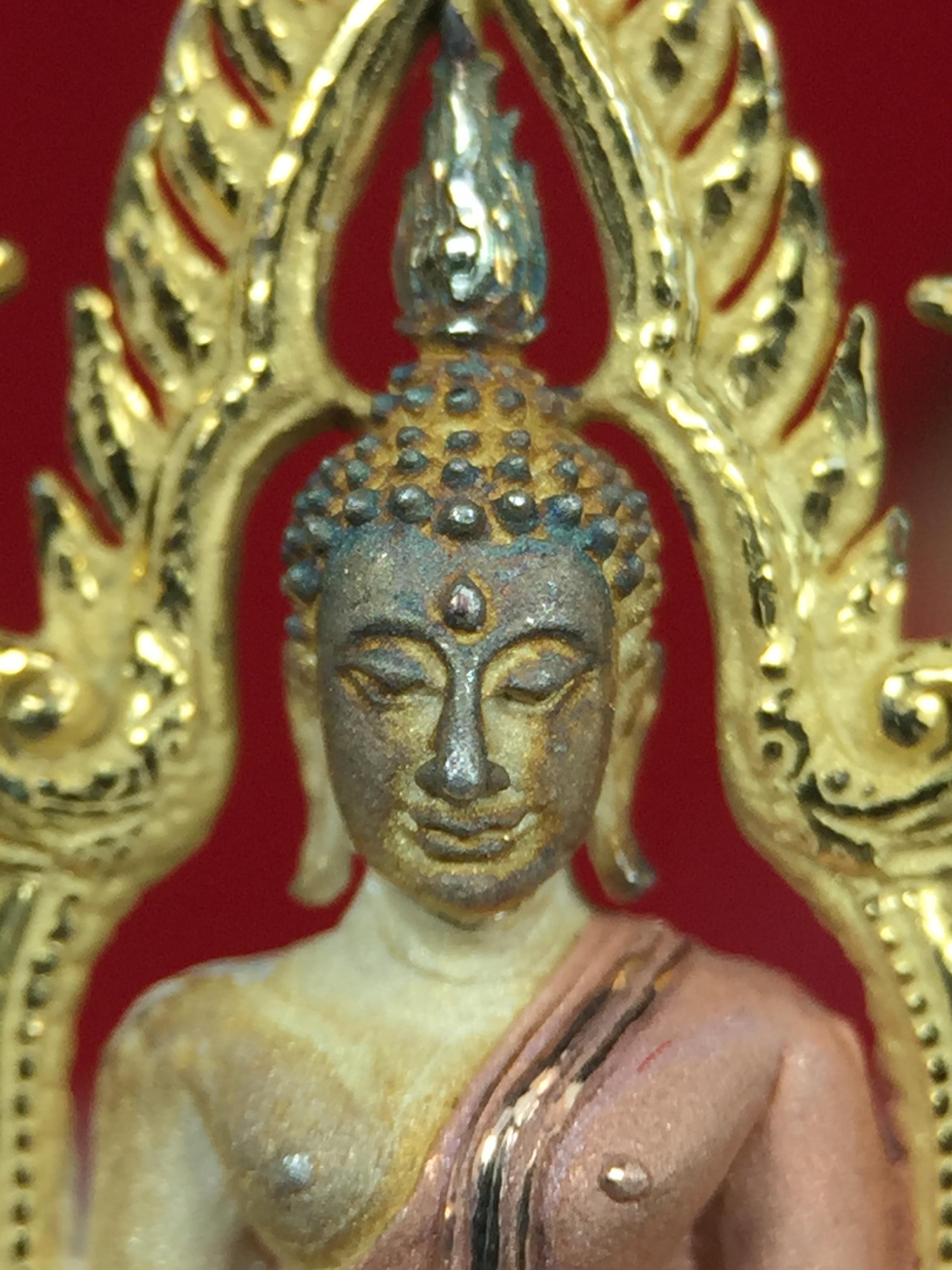 พระพุทธชินราช ภปร. ในวโรกาสพระราชพิธีมหามงคล เฉลิมพระชนมายุ6รอบ 5ธันวาคม2542 มูลนิธิพิทักษ์ดวงตาประชาชน จัดสร้าง เนื้อเงินบริสุทธิ์ 99.9% แบบสามกษัตริย์ขัดเงาบางส่วน พิมพ์ใหญ่ ขนาดสูง 3.4 ซม. พร้อมกล่องบรรจุเดิม