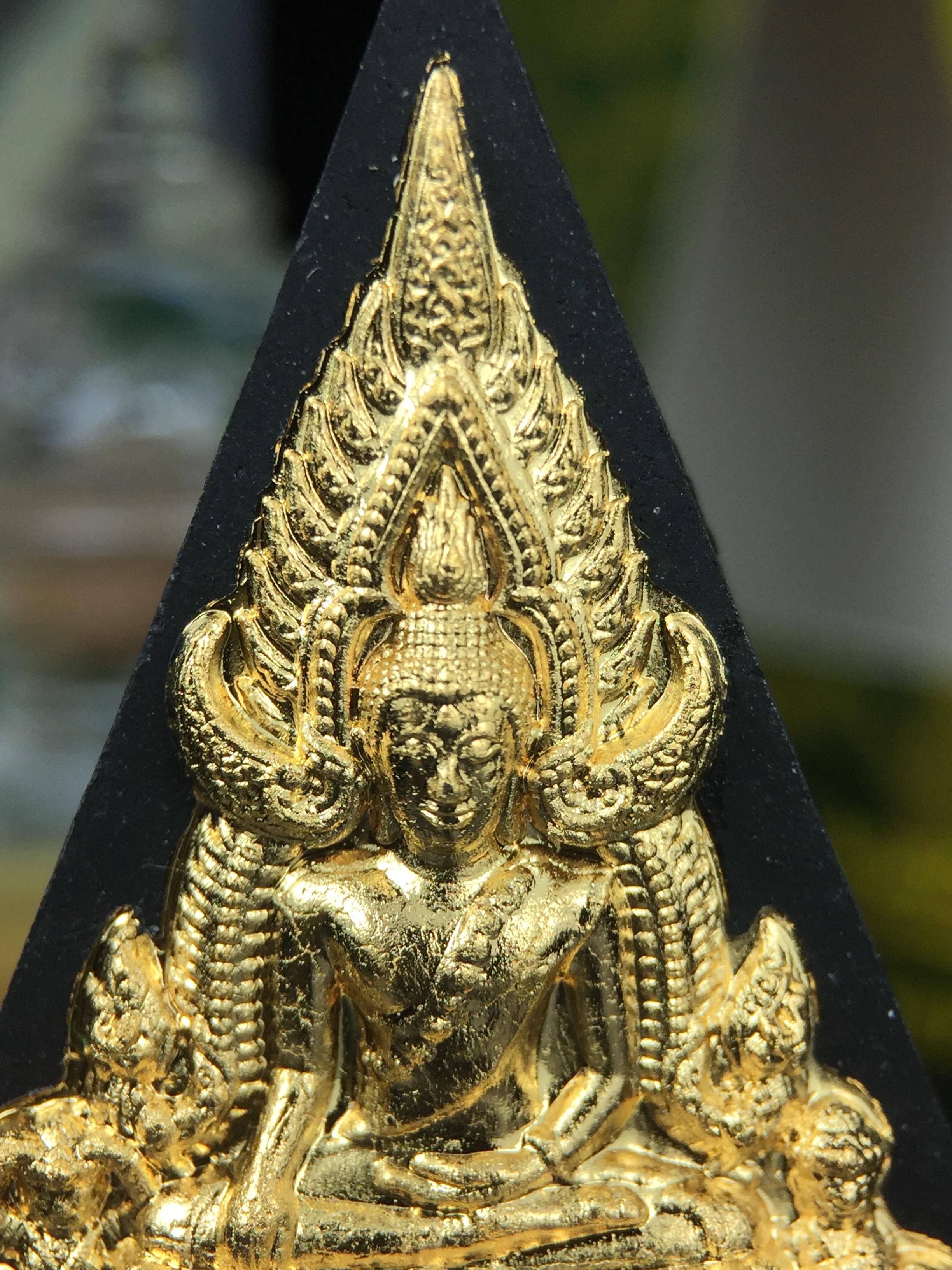 พระพุทธชินราช(จำลอง)ภปร. 84พรรษา เนื้อผงปิดทองด้านหน้า หลัง ภ.ป.ร. ยิงทอง(พระราชทานมวลสาร จิตรลดาและเส้นพระเจ้า ร.9(เส้นผม))ทรงคุณค่าอีกหนึ่งรุ่นยอดนิยม