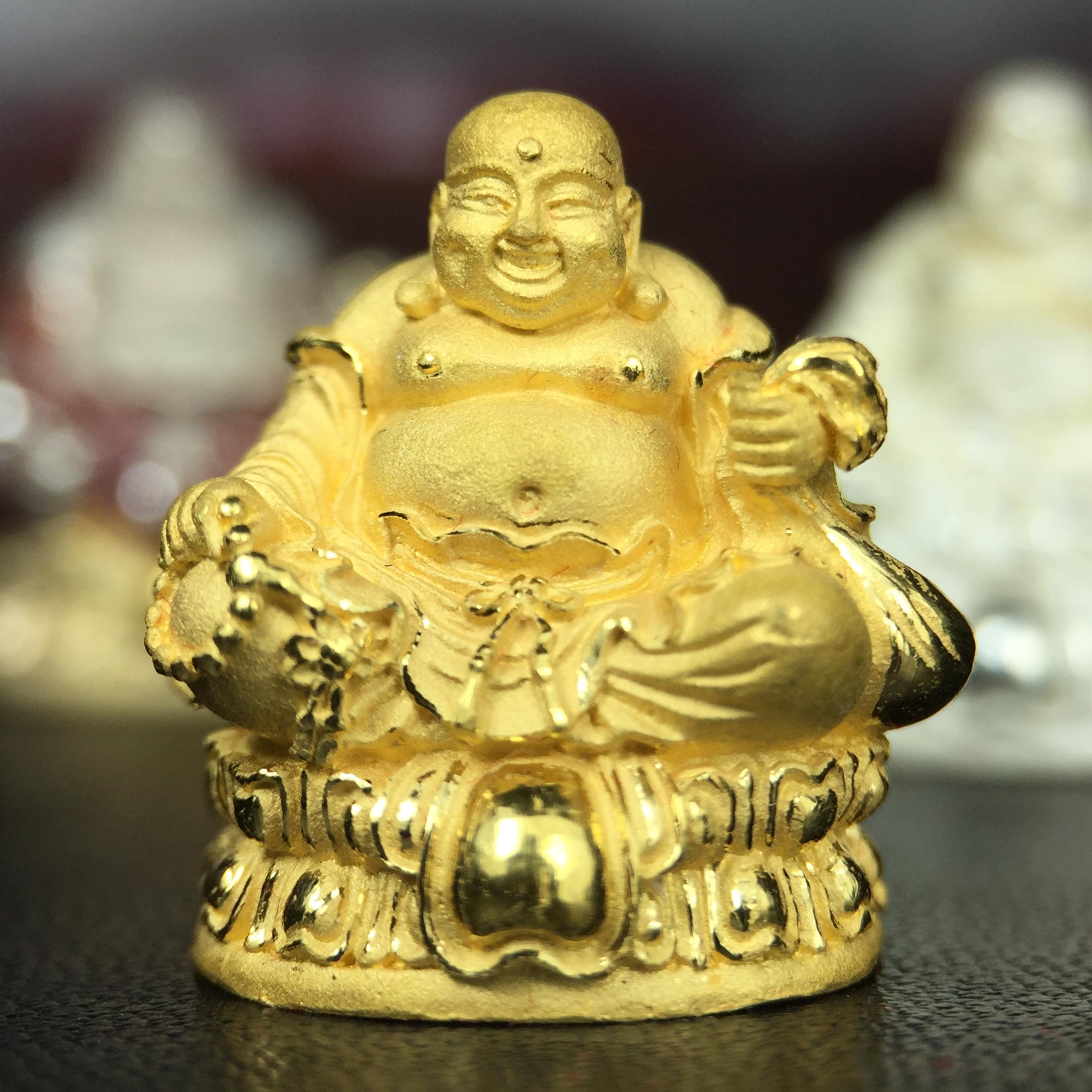 รูปหล่อลอยองค์ พระศรีอริยะเมตตรัยโพธิสัตว์(พระสังกัจจายน์)ชุดทองคำ(เนื้อทองคำ(15.44 กรัม)+เนื้อเงินสามกษัตริย์+เนื้อเงิน) โครงการสร้าง พระศรีอริยะเมตตรัยมหาโพธิสัตว์ น้อมถวายพระบาทสมเด็จพระเจ้าอยู่หัว ทรงครองศิริราชสมบัติครบ 50 ปี วัดโพธิ์แมนคุณาราม