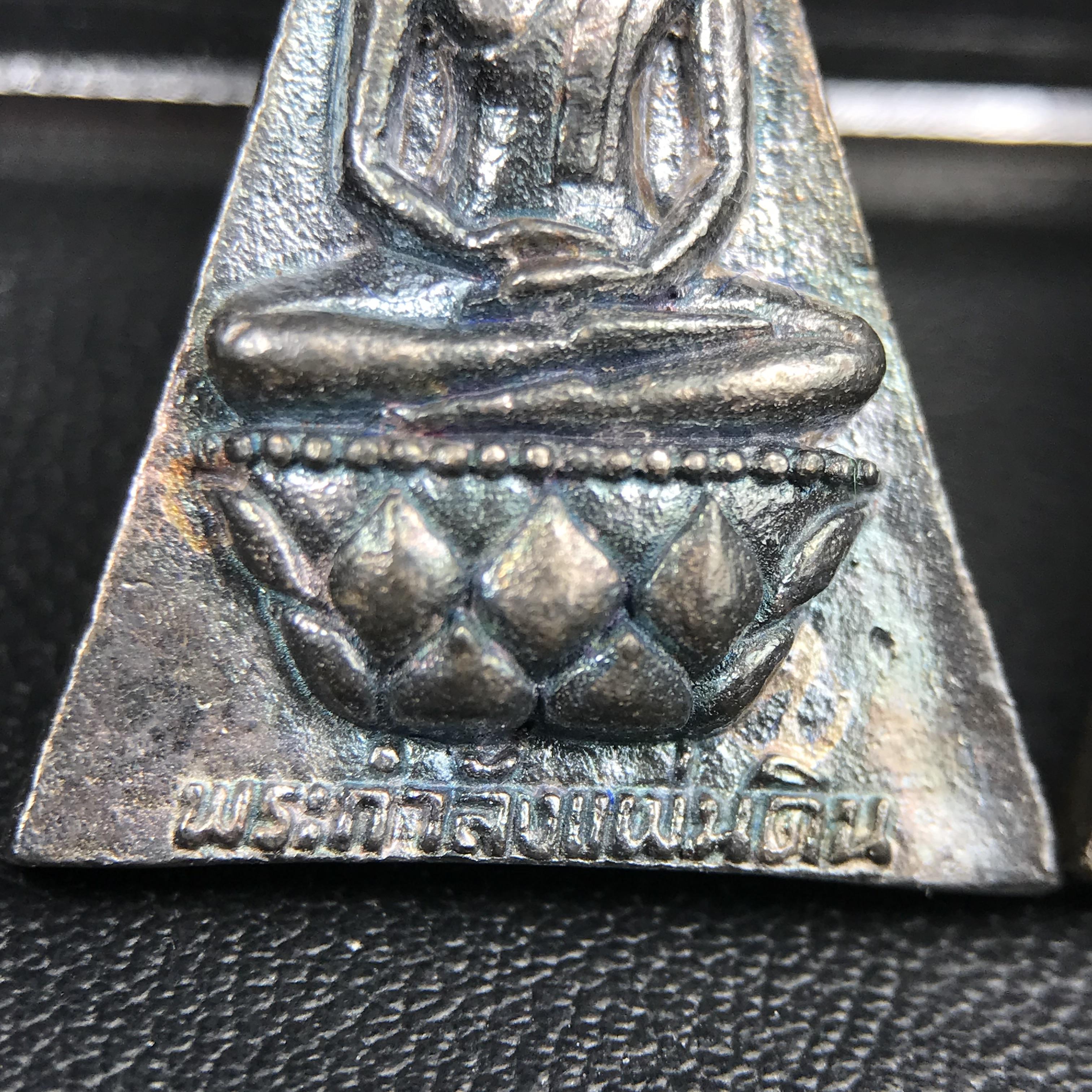 พระกำลังแผ่นดิน (สมเด็จจิตรลดา2) จัดสร้างเฉลิมพระเกียรติ ร.9 ครองราชย์ 50 ปี 2539 เนื้อเงิน(ผิวเดิมกลับดำ รุ้งๆสวย)+เนื้อนวโลหะ(สร้างน้อยหายาก)พร้อมกล่องบรรจุเดิมครบสมบูรณ์(1ใน2539องค์)