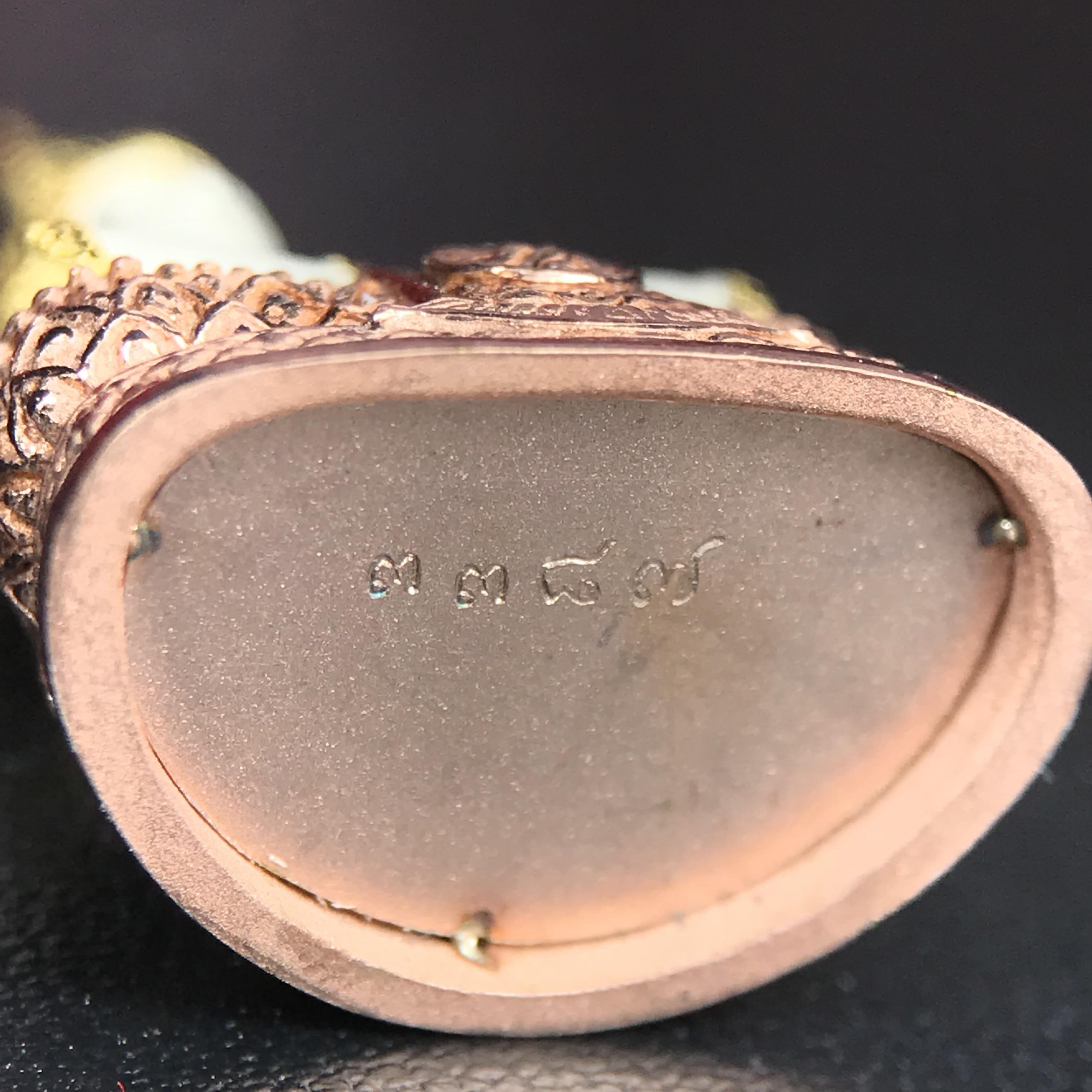 พระแก้วมรกต ภปร.(รุ่นแรก) ปี2545 จัดสร้างในมหาวโรกาส พระบาทสมเด็จพระเจ้าอยู่หัวรัชกาลที่ 9 ครบรอบ 75 พรรษา และฉลองกรุงรัตนโกสินทร์ครบ 220 ปี พิมพ์ลอยองค์ใหญ่ เนื้อเงินบริสุทธิ์ 92.5%(สามกษัตริย์) ขนาด 19*35 มม. พร้อมกล่อง สวยครบสมบูรณ์(องค์หมายเลข ๓๓๘๗)