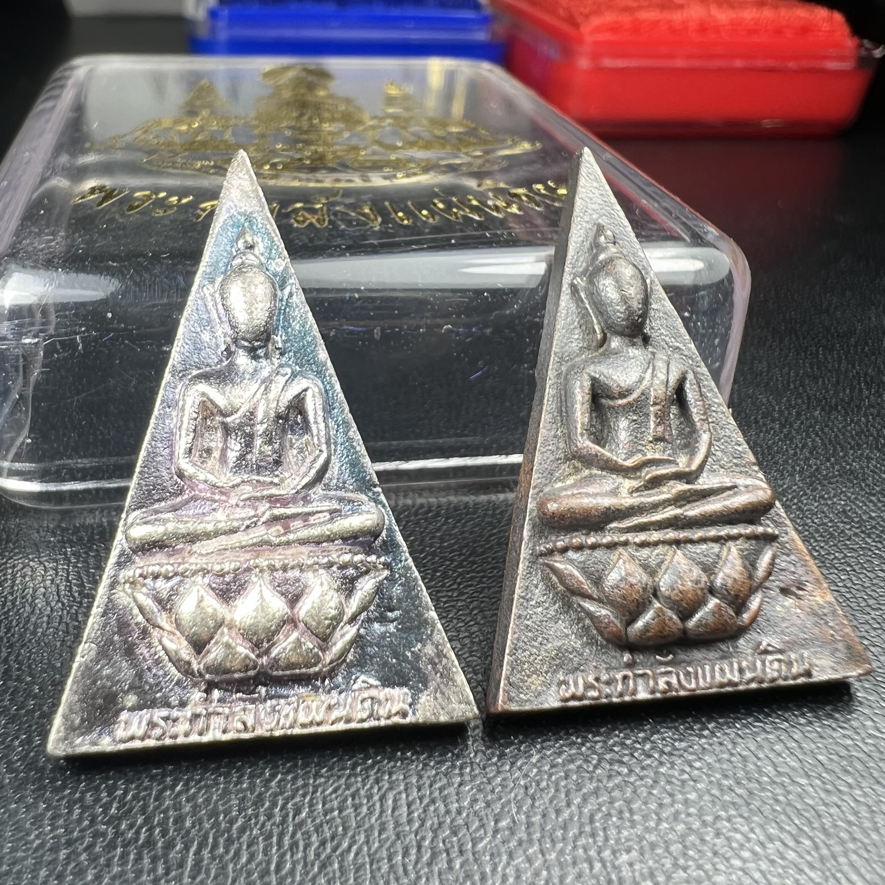 พระกำลังแผ่นดิน (สมเด็จจิตรลดา2) จัดสร้างเฉลิมพระเกียรติ ร.9 ครองราชย์ 50 ปี 2539 เนื้อเงิน(ผิวเดิมกลับดำ รุ้งๆสวย)+เนื้อนวโลหะ(สร้างน้อยหายาก)พร้อมกล่องบรรจุเดิมครบสมบูรณ์(1ใน2539องค์)