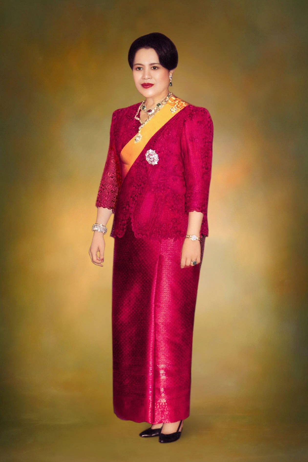 สมเด็จพระนางเจ้าสิริกิติ์ฉลองพระองค์สีแดง ขนาด 40X60 ซม.