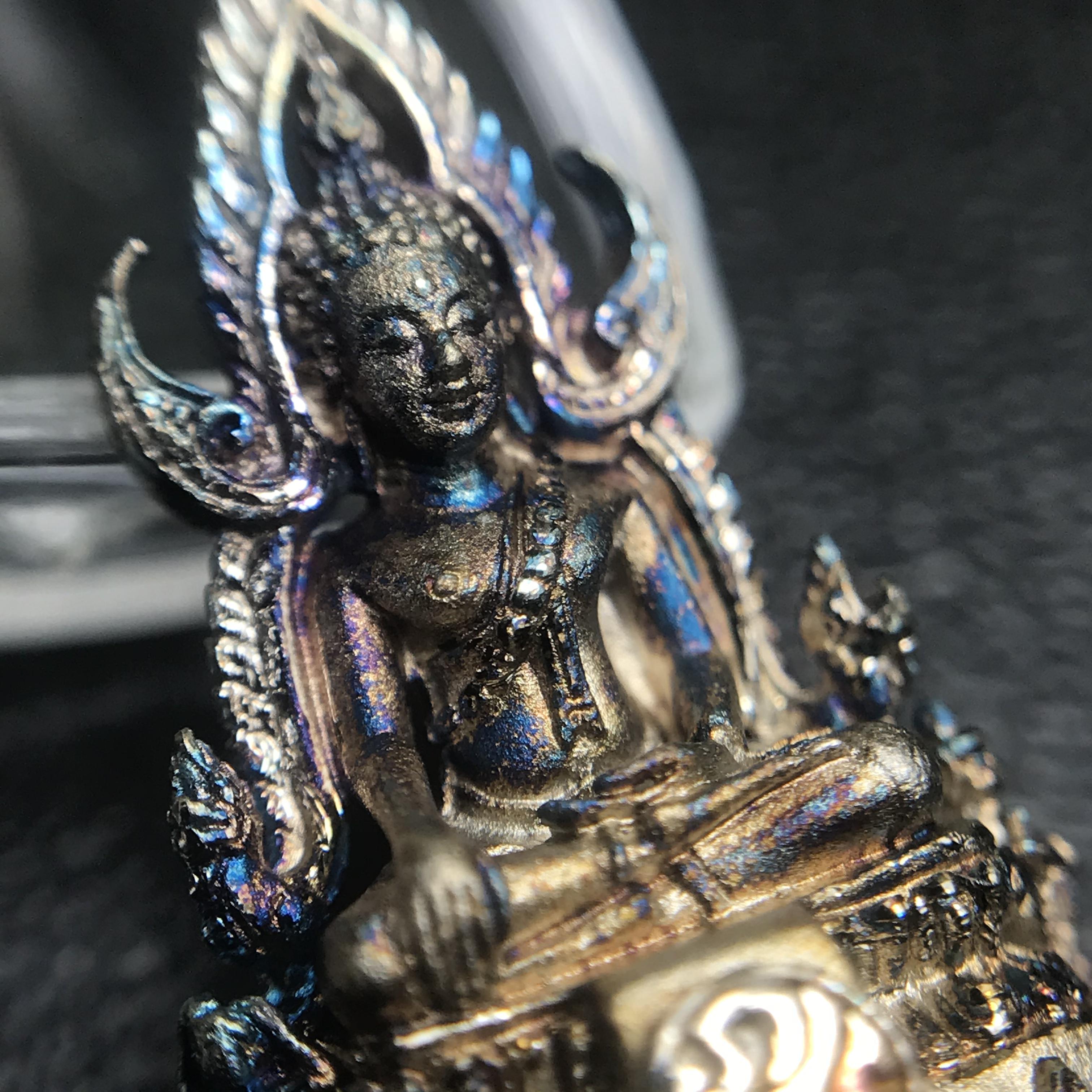 พระพุทธชินราช(จำลอง) ภปร. 84 พรรษา เนื้อเงินชุบทองคำขาว พิมพ์เล็กขนาดหน้าตัก 1/4 นิ้ว (สภาพผิวเดิมสวย ขึ้นสีรุ้งธรรมชาติ แบบนิยม)(พระราชทานมวลสาร จิตรลดาและเส้นพระเจ้า(เส้นผม))