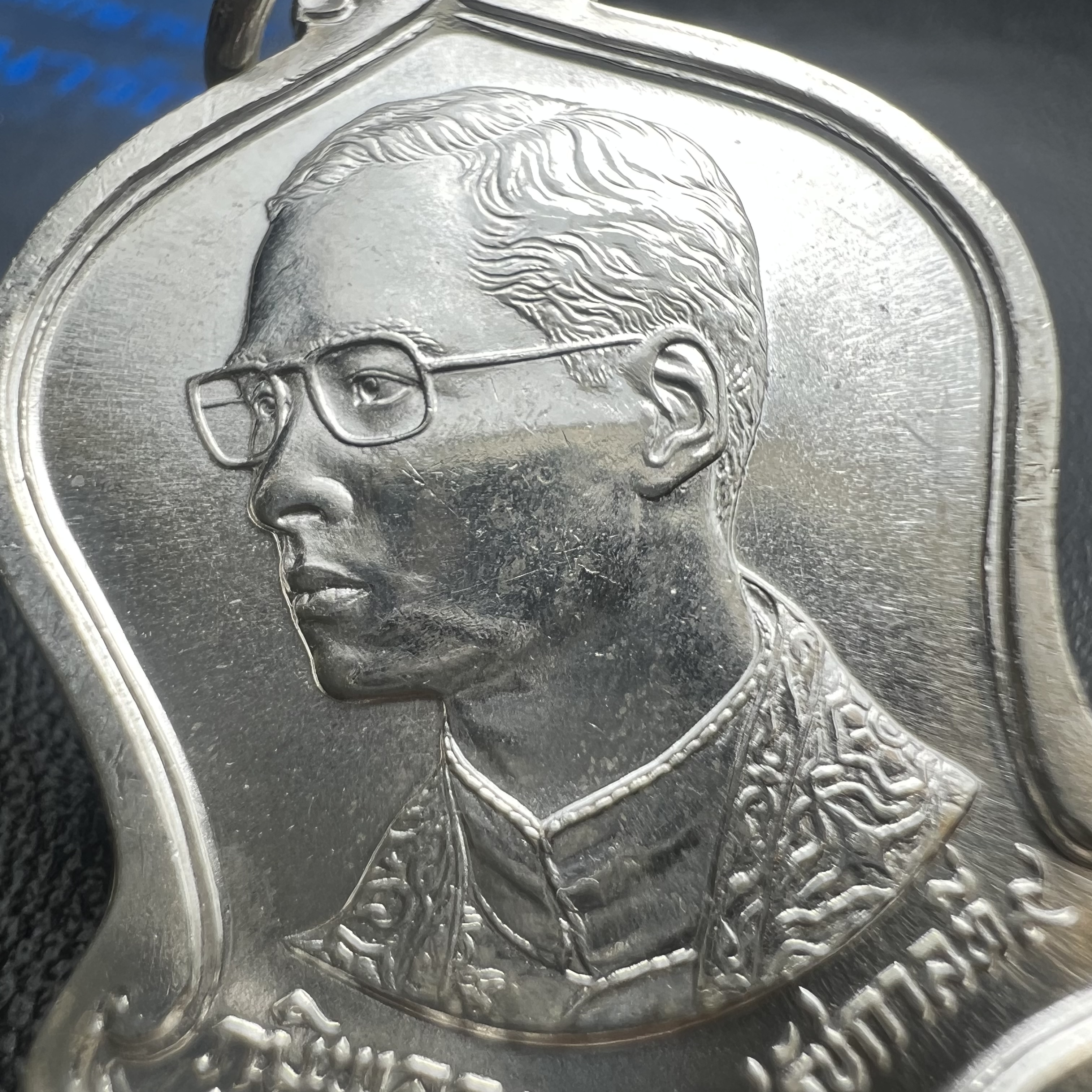 เหรียญเสมาที่ระลึกเนื่องในวโรกาสมหามงคลเฉลิมพระชนมพรรษาในหลวงรัชกาลที่9 ครบ 5 รอบ 60 พรรษา ปี 2530 จัดสร้างโดยกรมธนารักษ์ กระทรวงการคลัง เนื้อเงิน(คัดสภาพสวยซีนซองเดิม)(ทรงเสมาระฆังคว่ำ)เนื้อเงินสร้างน้อย 1 ใน 8602 เหรียญ