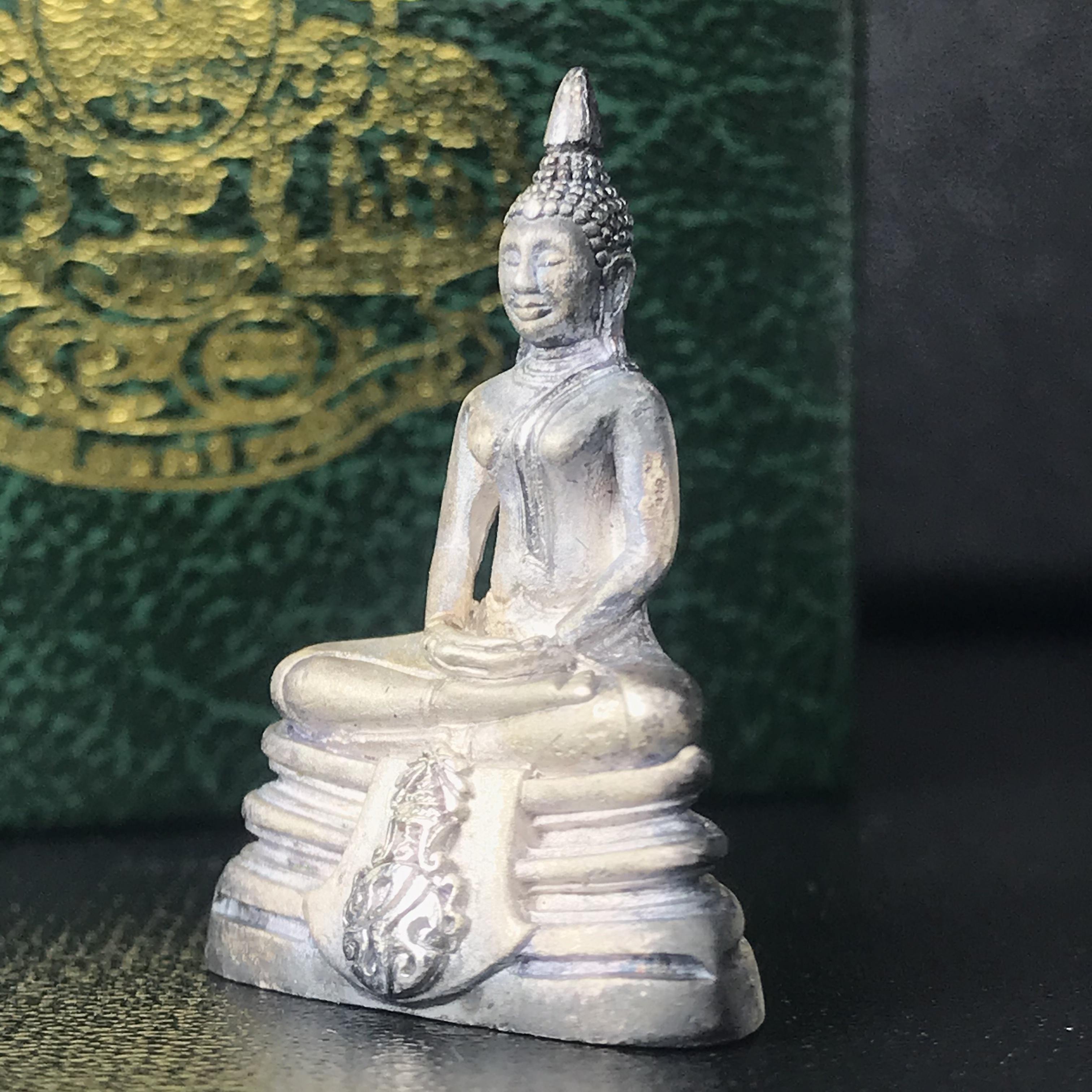 พระพุทธโสธร ภปร. รุ่นย้อนยุค สร้างพระอุโบสถ สมาคมชาวฉะเชิงเทรา จัดสร้าง ปี 2539 วโรกาสครองสิริราชสมบัติครบ 50 ปี เนื้อเงินทรายนวลขัดเงาบางส่วน(ผิวเดิม) พร้อมกล่องบรรจุและใบรับรองเดิม