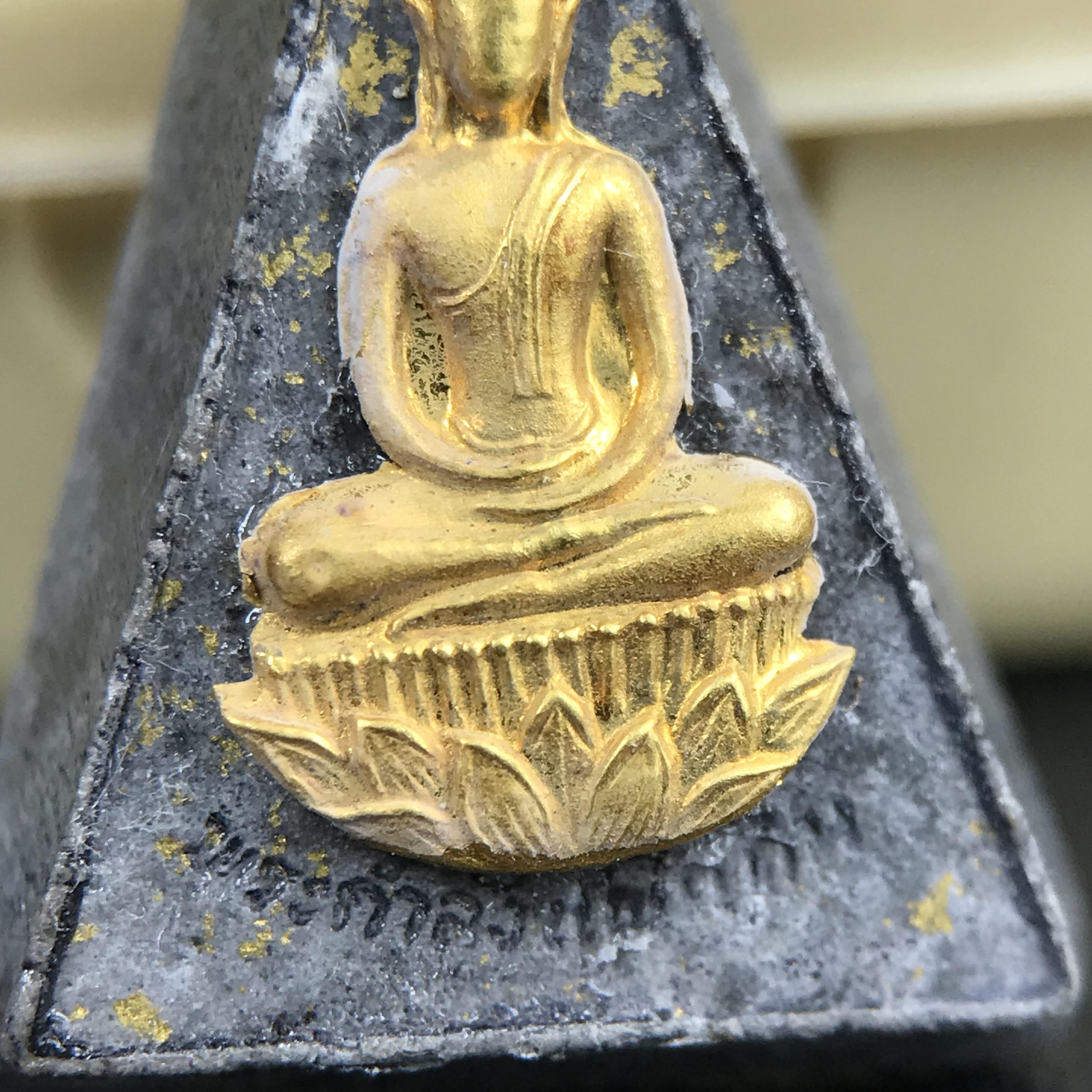 พระกำลังแผ่นดิน พระราชทาน วัดบวรนิเวศวิหาร ปี 2539 พิมพ์เล็กหน้ากากทองคำ (ในหลวง รัชกาลที่ 9 พระราชทานมวลสารจิตรลดา)นิยมหายาก