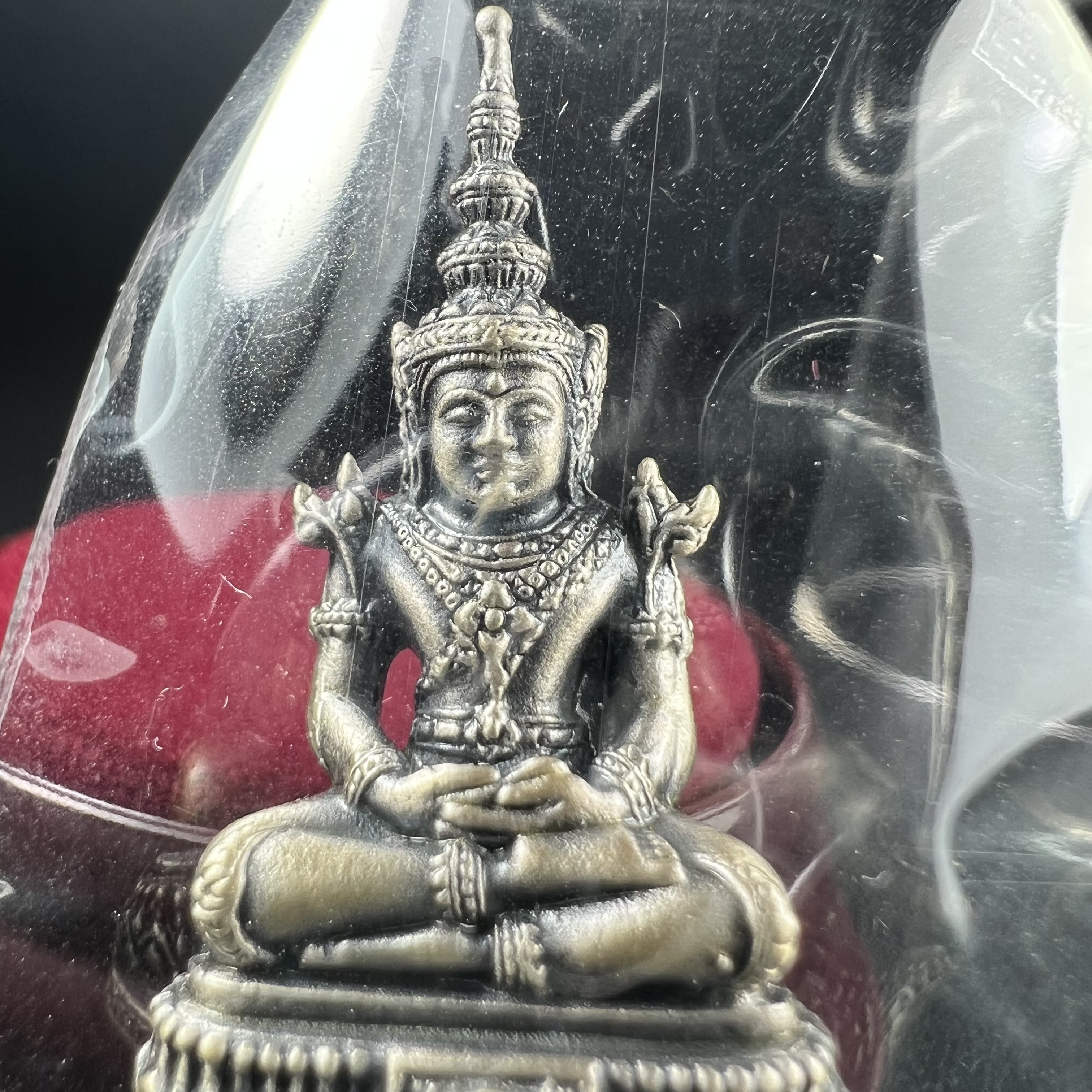 พระแก้วมรกต ภปร.(รุ่นแรก) ปี2545 รุ่นฉลองกรุงรัตนโกสินทร์ครบ 220 ปี พิมพ์ลอยองค์ใหญ่ เนื้ออัลปาก้า ชุบเงินลงดำ ขนาด 19*35 มม. พร้อมครอบตั้งโชว์เดิม องค์พระซีนซองเดิม สวยครบสมบูรณ์