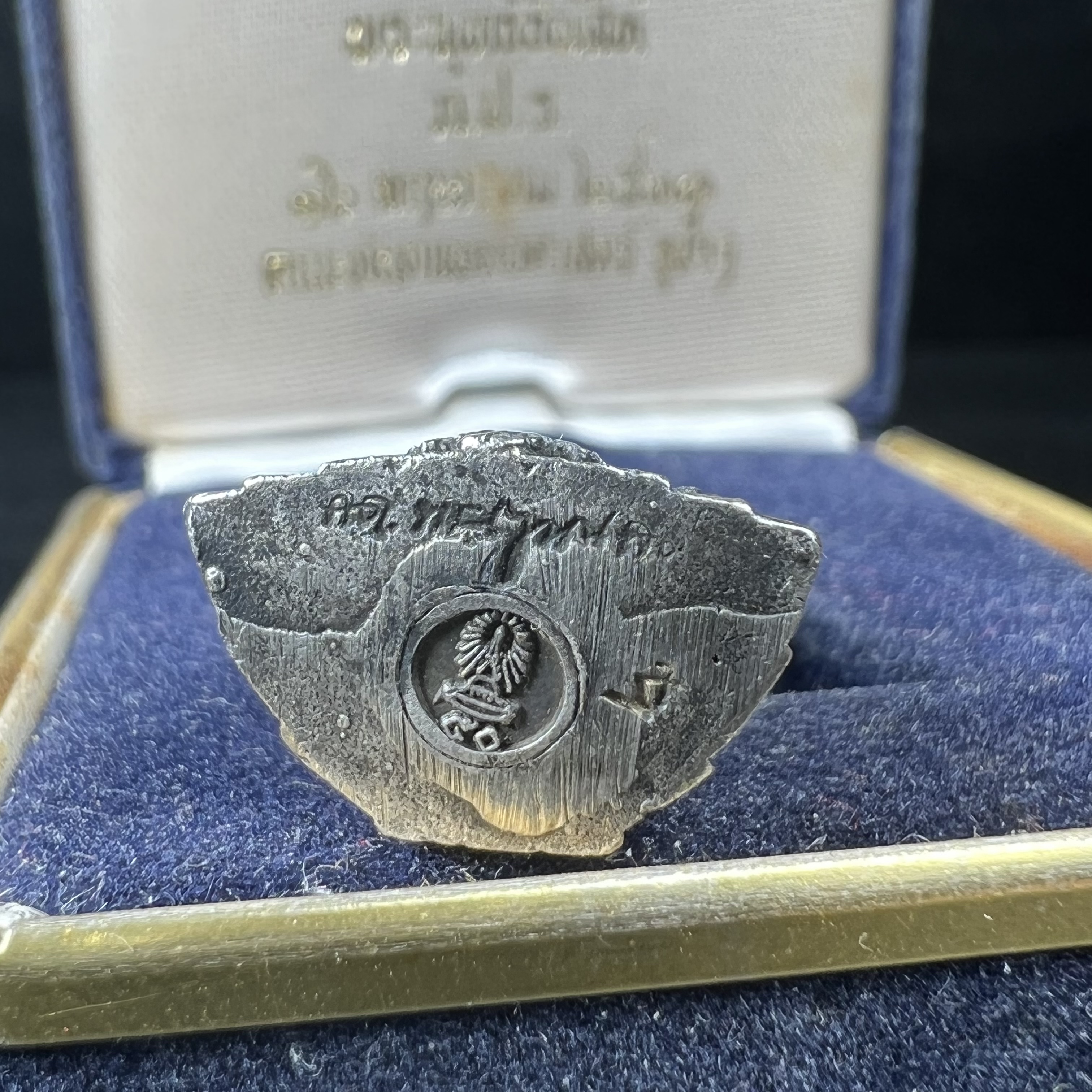 พระกริ่งพระพุทธชินสีห์ ภปร ทันโตเสฏโฐ ปี 2533 เนื้อเงิน (วัตถุมงคลหนึ่งเดียวที่บรรจุพระทนต์(ฟัน)ในหลวงรัชกาลที่9 พระราชทานให้จัดสร้าง)(1ใน1999องค์)