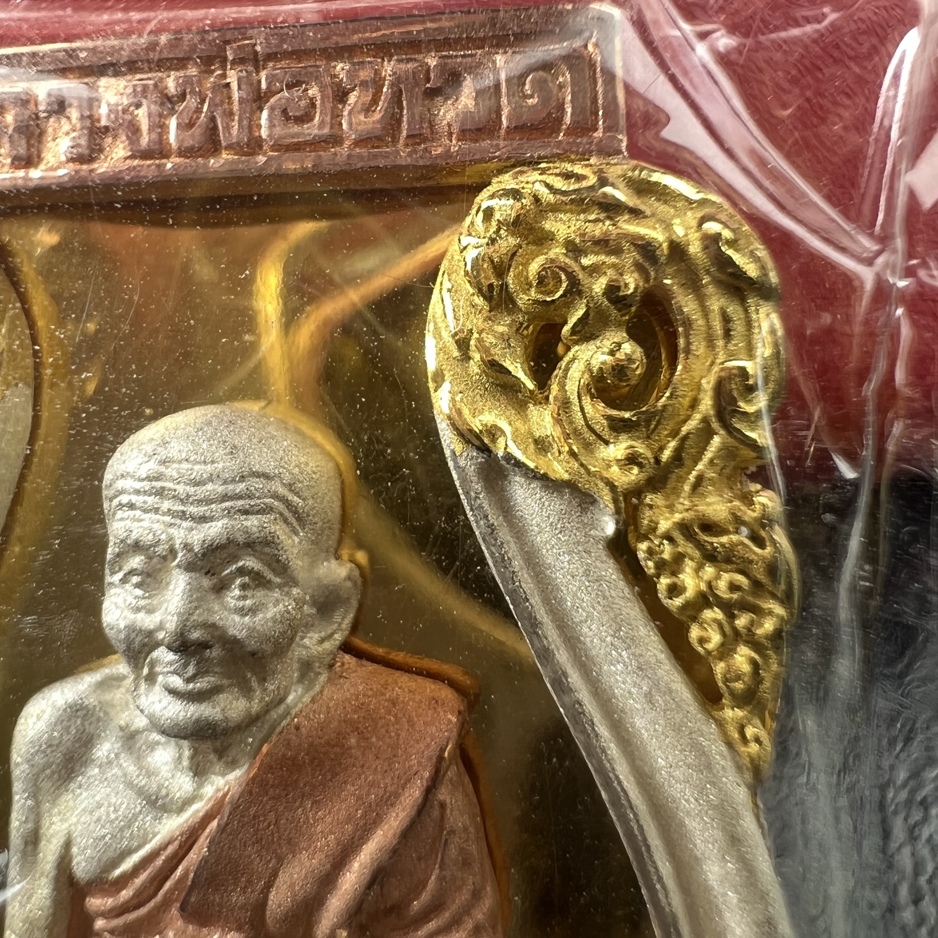 หลวงพ่อทวดเหยียบน้ำทะเลจืด รุ่นครบรอบกระทรวงกลาโหม 115 ปี พิธีปลุกเสก ณ มหาเจดีย์วัดพะโค๊ะ และบนเรือรบหลวงกองเรือยุทธการภาคที่ 2 กลางทะเล จังหวัดสงขลา ปี2545 เหรียญทรงเสมาเนื้อเงินสามกษัตริย์(ฉากพื้นหลังผิวกระจก) ตอกโค๊ตและหมายเลข ซีนซองเดิมกล่องบรรจุเดิม