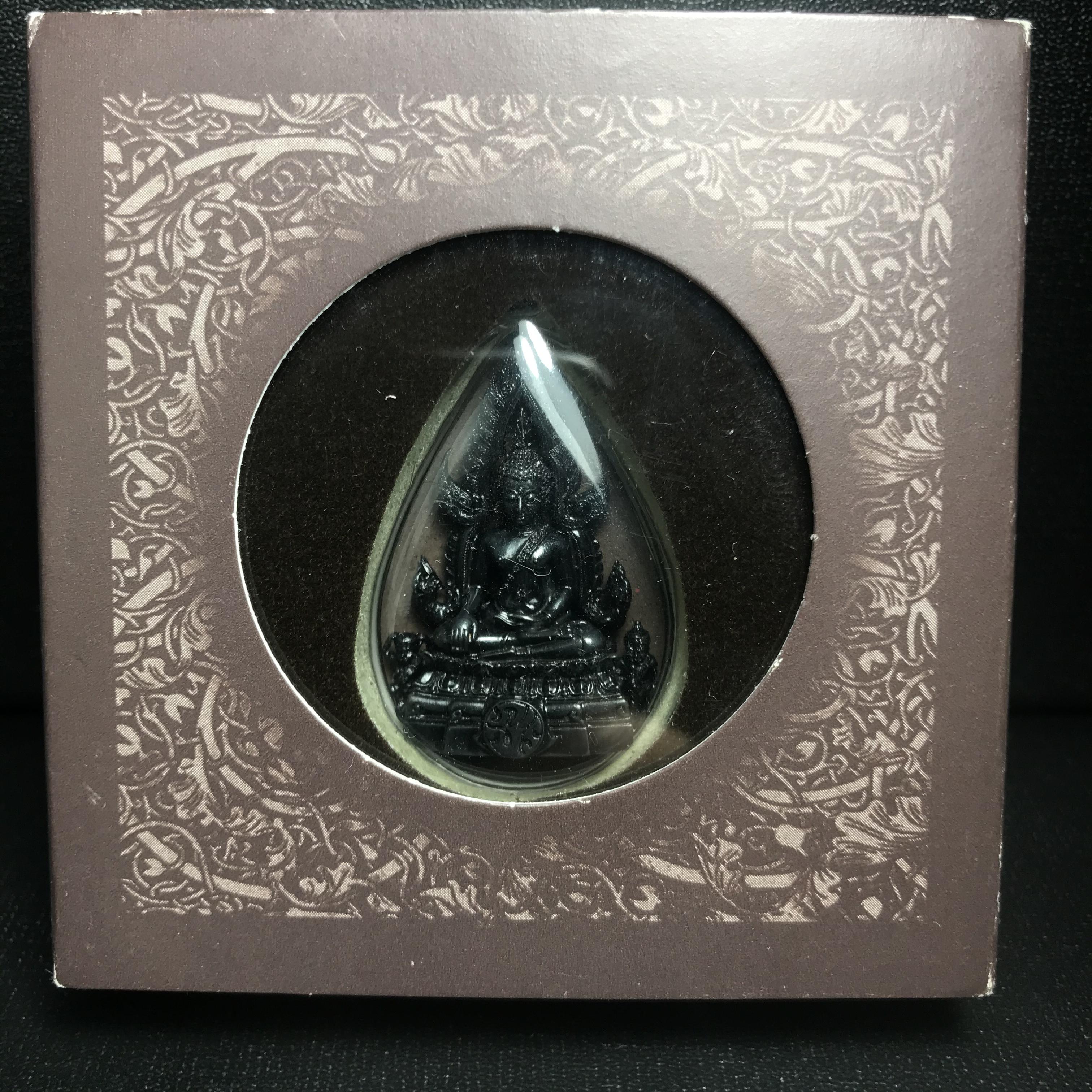 พระพุทธชินราช ภปร. โครงการ "เพราะแผ่นดินนี้ คือ แผ่นดินเกิด" ปี2548(รุ่นแรก) ลอยองค์ หน้าตัก 1/2 นิ้ว เนื้อเงินรมดำ