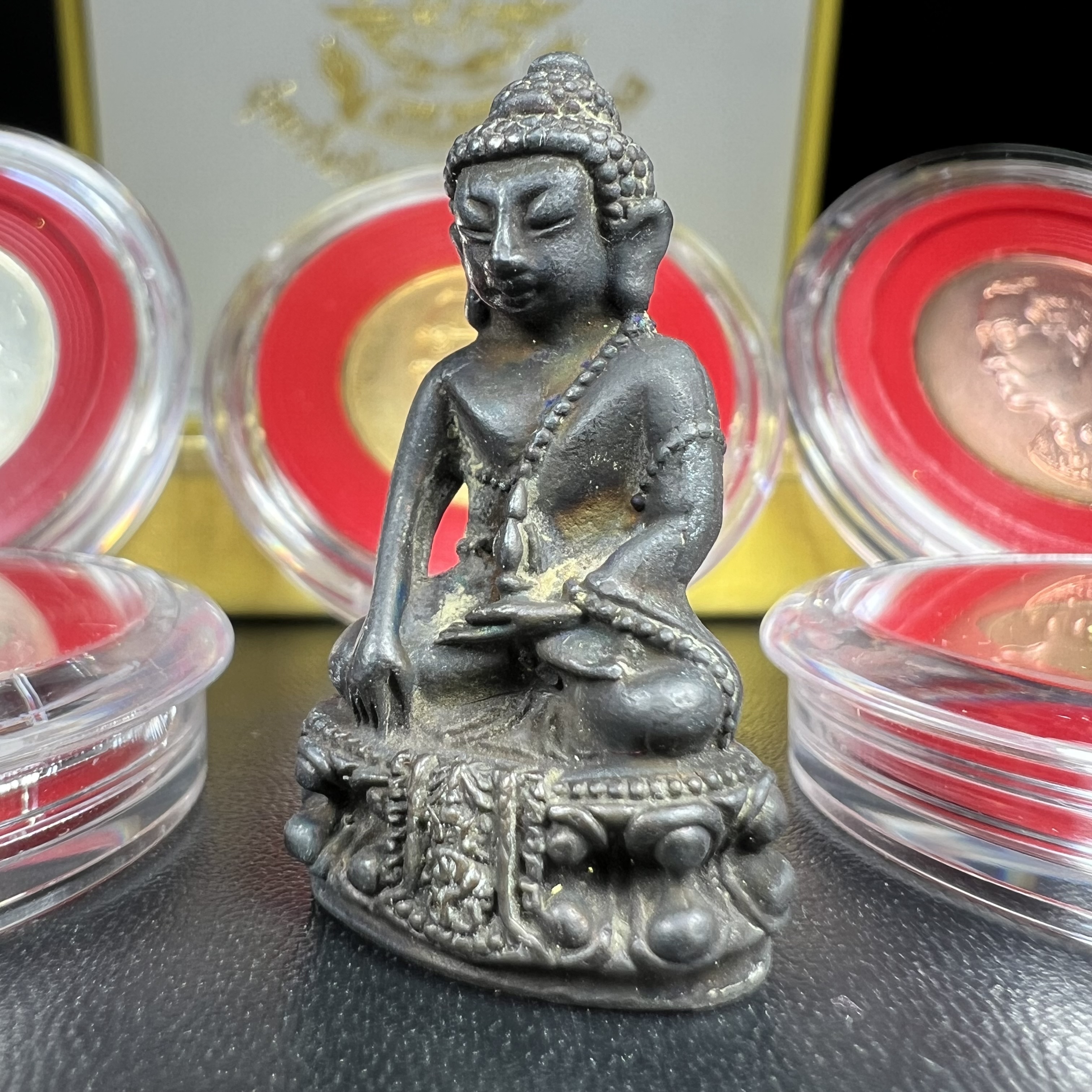 วัตถุมงคลคุ้มเกล้าฯ มหามงคลเฉลิมพระชนมพรรษา 6 รอบ รัชกาลที่ 9 ชุดพิเศษกรรมการ(สุดหายาก) (ในหลวงรัชกาลที่9 ทรงจุดไฟพระฤกษ์และเททอง พิธีใหญ่)ยอดนิยมหายาก