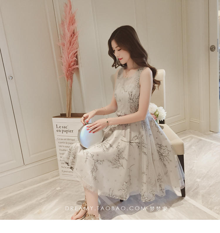ชุดเดรสสั้นผ้าโปร่งสีเทา ลายสกรีนดอกไม้สีขาว