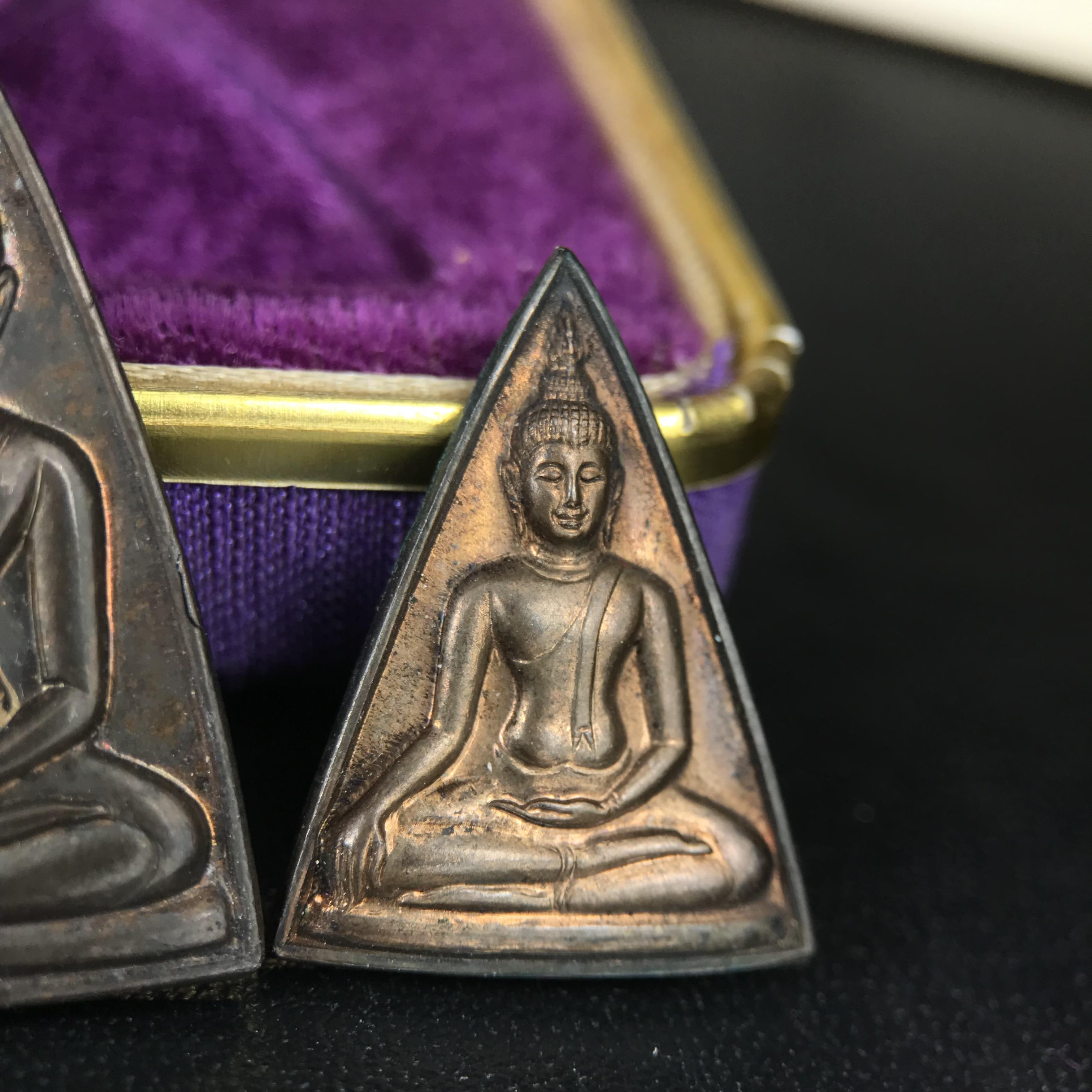 เหรียญสมเด็จนางพญาคุณากร หลัง ญสส. ปี 2532 ชุดเนื้อเงินและเนื้อนวโลหะ พิมพ์ใหญ่คู่พิมพ์เล็ก(ชุดพิเศษกรรมการ 1 ใน 500 ชุด) พิธีใหญ่ สภาพสวยผิวเดิมพร้อมกล่องบรรจุเดิมกำมะหยี่สีม่วงสัญลักษณ์ “สธ” สมเด็จพระเทพฯ ครบสมบูรณ์***ชุดแจกกรรมการพบเจอน้อย หายาก***