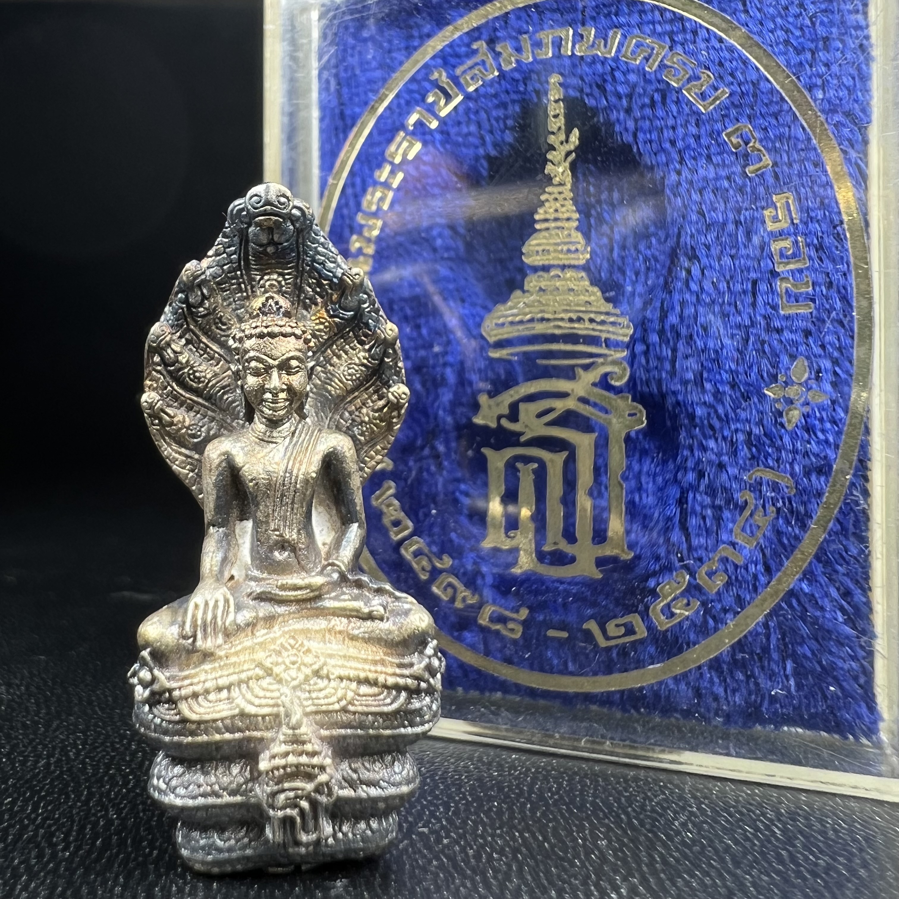 พระพุทธรูปนาคปรกปางมารวิชัย สธ. เนื่องวโรกาสสมเด็จพระเทพรัตนราชสุดาฯ ทรงเจริญพระชนมายุครบ 3 รอบ ปี2534 พิธีพุทธาภิเษก ณ วัดบวรนิเวศวิหาร โดยมีสมเด็จพระญาณสังวร สมเด็จพระสังฆราชเป็นองค์ประธาน(พิธีใหญ่ มวลสารดี พุทธศิลป์งดงาม)พระกริ่งเนื้อเงินพบเจอน้อยหายาก