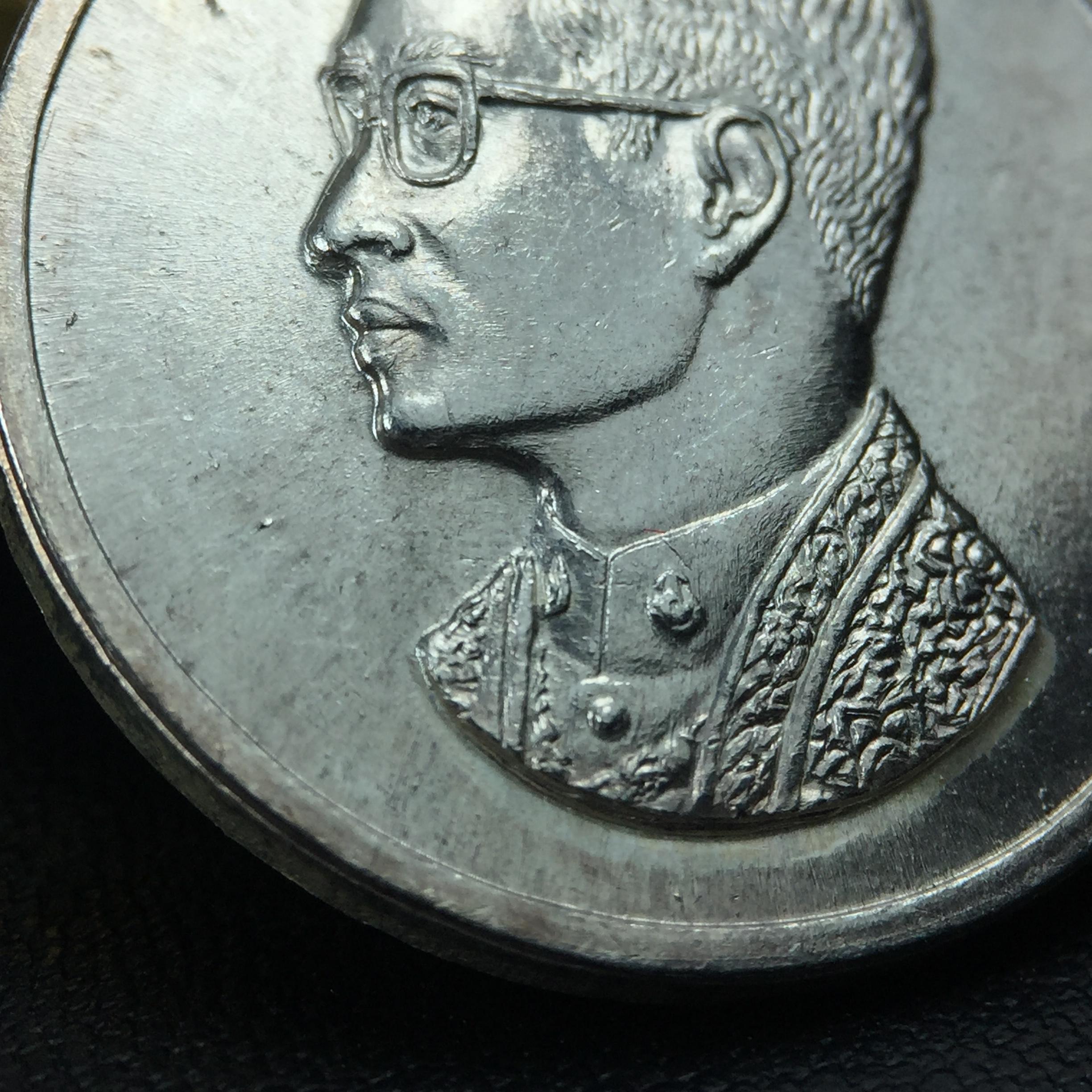 เหรียญพระบรมรูปคุ้มเกล้า รพ.ภูมิพล ปี2522 (ในหลวงเททอง) เนื้อเงิน พิมพ์ใหญ่ คัดสภาพสวยพร้อมกล่องเดิมยุคแรก(หายาก)