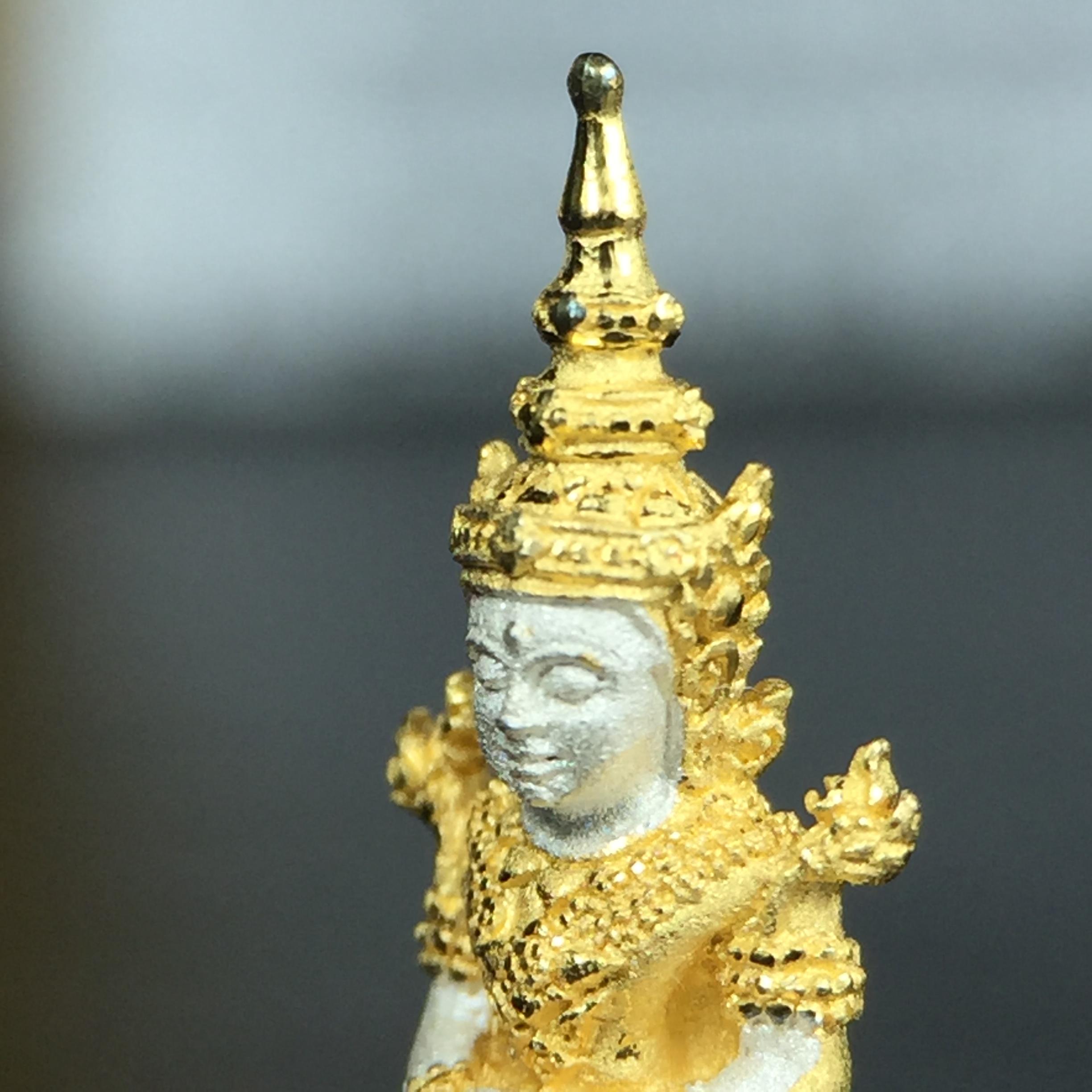 พระแก้วมรกต(จำลอง)ลอยองค์ ขนาดหน้าตัก 1/4 นิ้ว ทรงเครื่องฤดูร้อน เนื้อเงินสามกษัตริย์ ตราสัญลักษณ์ฉลองสิริราชสมบัติครบ 60 ปี พ.ศ.2549(สภาพสวย ครบ สมบูรณ์)