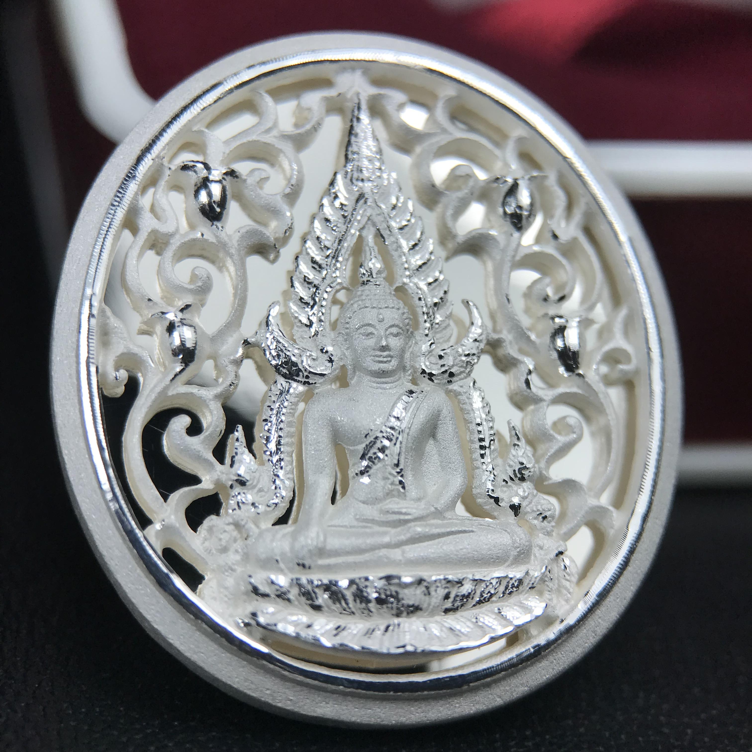 พระพุทธชินราช รุ่น ประวัติศาสตร์ มูลนิธิเพื่อตำรวจไทยจัดสร้าง ปี 2562 เนื้อเงินขัดเงา พิมพ์เหรียญรูปไข่ฉลุลายไทย พิมพ์ใหญ่ พระพุทธชินราช แบบจิวเวอร์รี่ (ขนาดสูง 2.9 ซม.) (สภาพ สวย ซีนซองเดิม กล่องบรรจุเดิมครบสมบูรณ์)