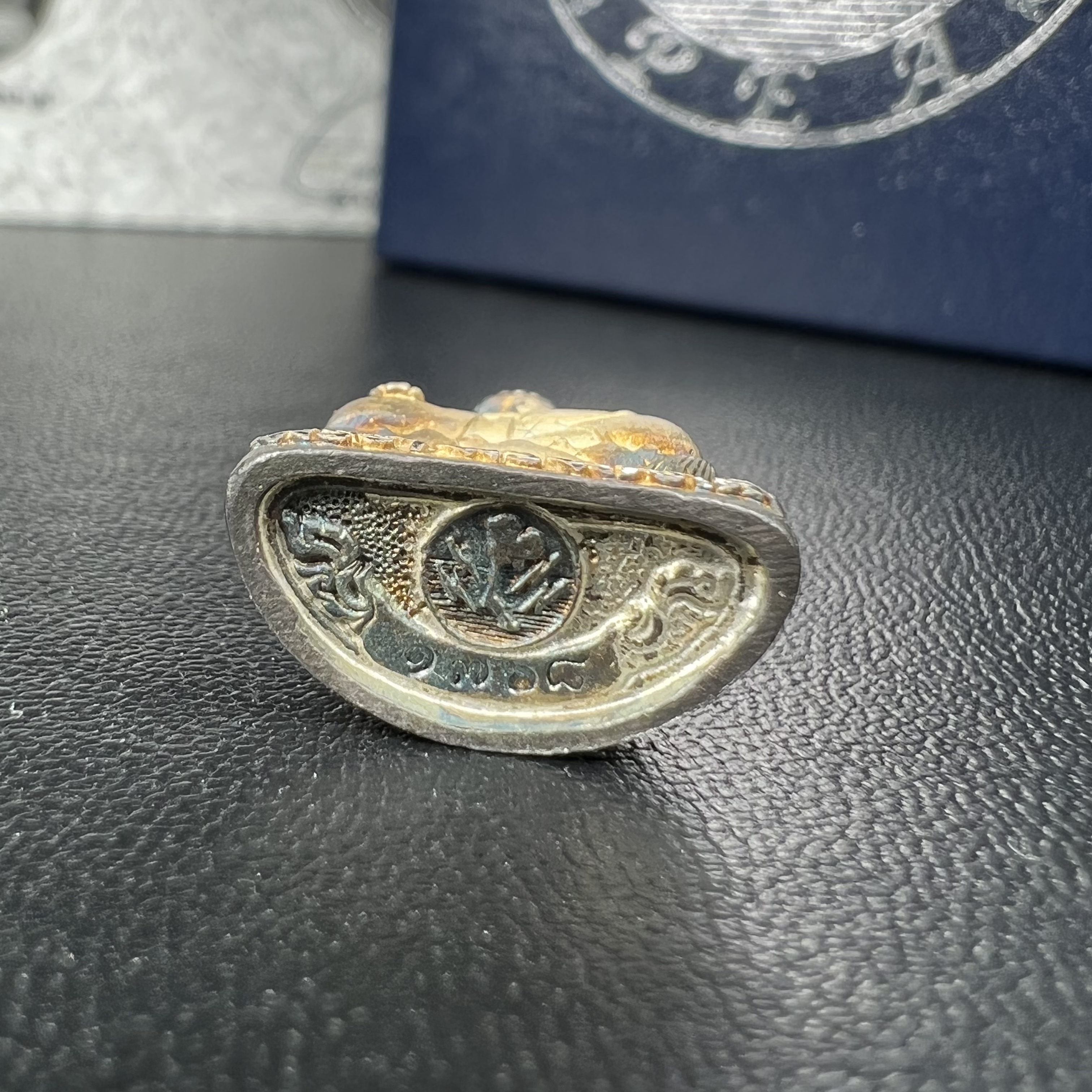 พระกริ่งไพรีพินาศ วัดบวรนิเวศวิหาร ปี2538 การไฟฟ้าส่วนภูมิภาคจัดสร้าง เนื้อเงิน(สภาพผิวเดิม ขึ้นสีรุ้งธรรมชาติ สวยแบบนิยม)พร้อมกล่องบรรจุเดิมและการ์ดใบรับรองเดิมครบสมบูรณ์ หมายเลข 1768