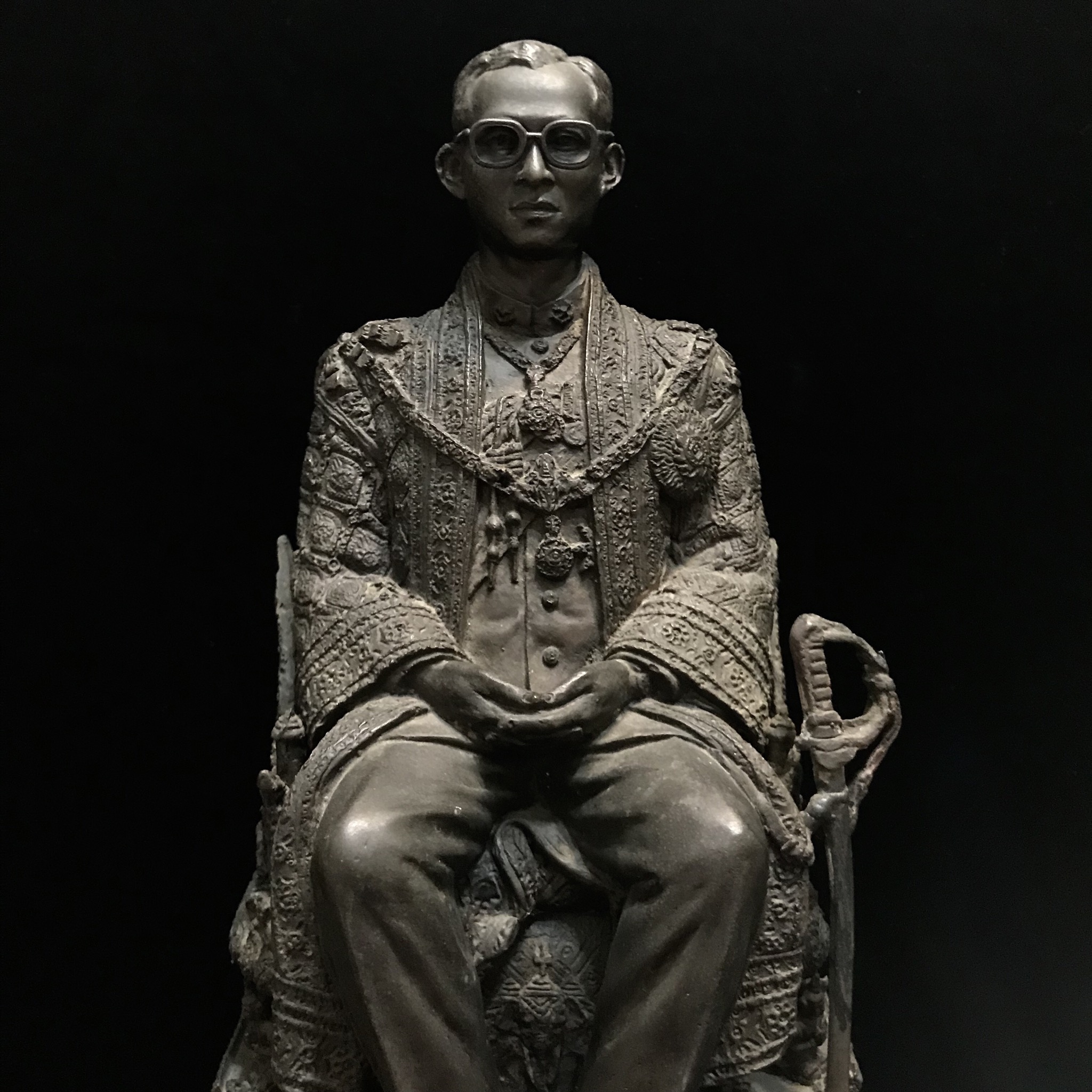 พระบรมรูปพระบาทสมเด็จพระเจ้าอยู่หัวรัชกาลที่9(นั่งบัลลังก์) กระทรวงมหาดไทยจัดสร้าง ปี2539(นิยม)