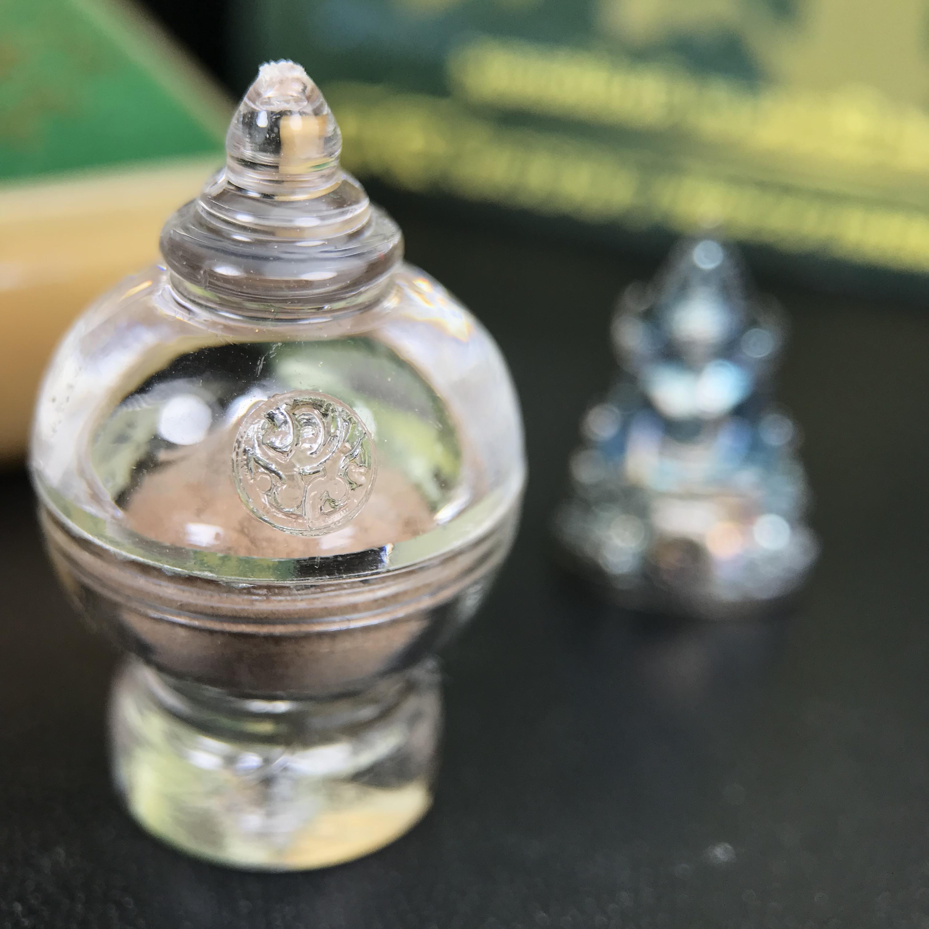 พระพุทธชินราช ภปร. 84 พรรษา ในหลวงรัชกาลที่ 9 พิมพ์เล็กขนาดหน้าตัก 1/4 นิ้ว(สูง 2.0 ซม.)เนื้อเงินชุบทองคำขาว (สภาพผิวเดิมสวย ขึ้นสีรุ้งฟ้าครามธรรมชาติสวยมาก แบบนิยม)(พระราชทานมวลสาร จิตรลดาและเส้นพระเจ้า(เส้นผม))พุทธศิลป์ทรงคุณค่าอีกหนึ่งรุ่นยอดนิยม