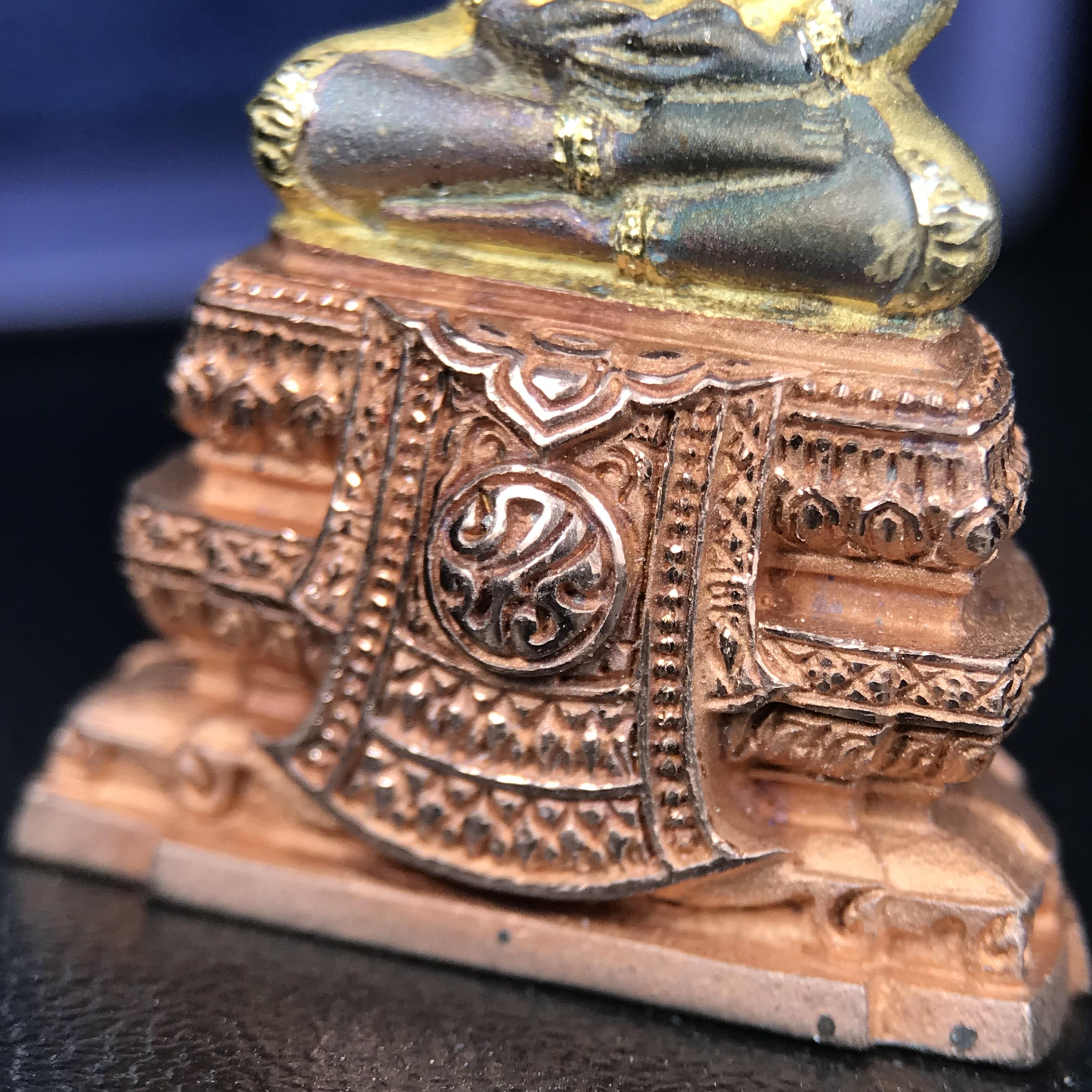 พระแก้วมรกต ภปร. ปี 2547 จัดสร้างโดยโรงพยาบาลภูมิพลอดุลยเดช เนื้อเงิน(3 กษัตริย์) ลอยองค์ หน้าตัก 1/2 นิ้ว สูง 3.7 ซม.พิธีมหามังคาภิเษก ณ พระอุโบสถวัดพระศรีรัตนศาสดาราม(วัดพระแก้ว) งดงามทรงคุณค่าอีกหนึ่งรุ่นยอดนิยม หายาก(องค์หมายเลข ๑๔๖๖)ผิวเดิมติดรุ้งสวย