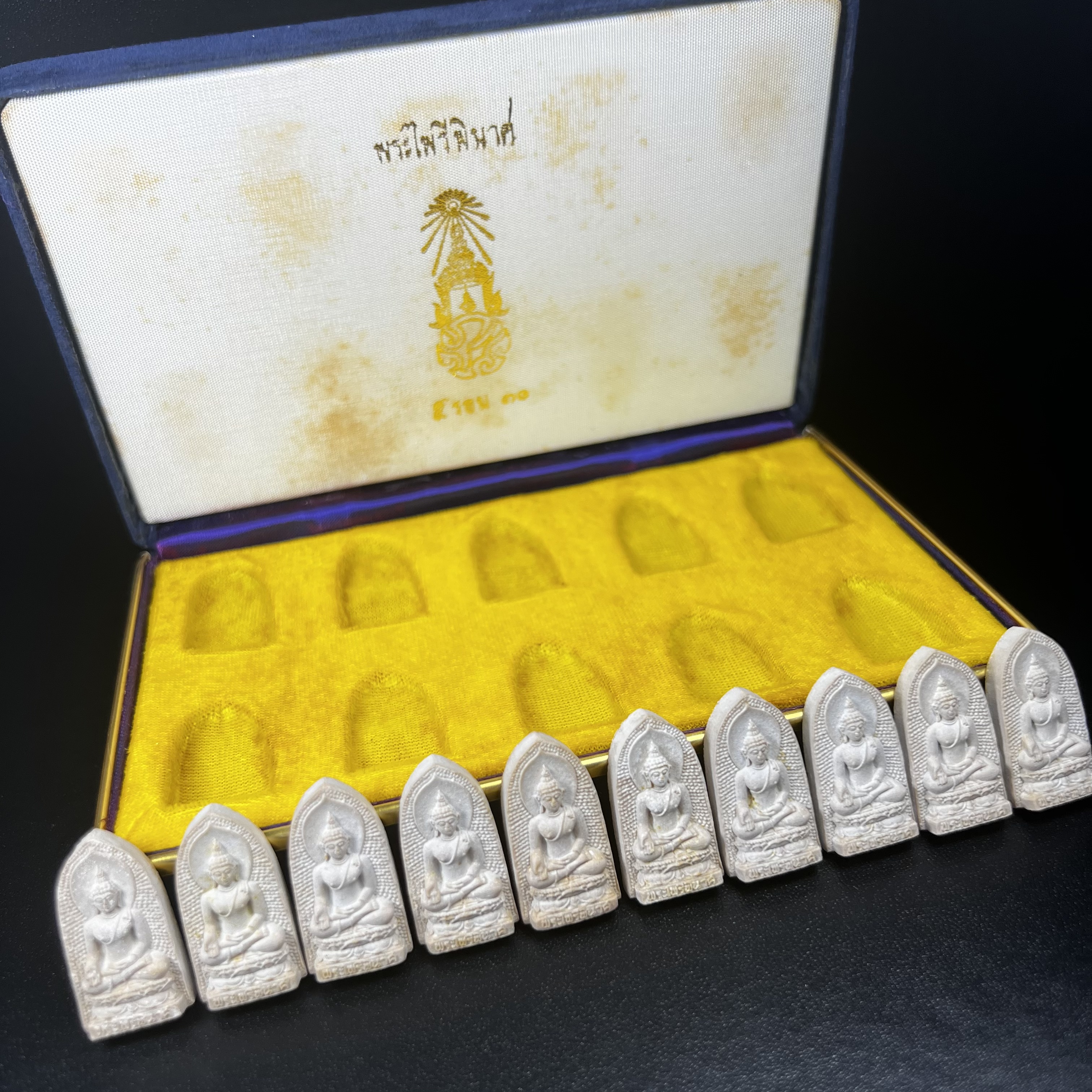 พระไพรีพินาศ ภปร. ครบ 5 รอบ ในหลวงรัชกาลที่ 9 ปี 2530(เนื้อผงพิมพ์ใหญ่) ชุดกรรมการ บรรจุจำนวน 10 องค์ ในกล่อง ตราสัญลักษณ์ ภปร.(ในหลวงรัชกาลที่9เสด็จในพิธีเจิมพระสุหร่าย)พระดี พิธีใหญ่ ประกอบพิธีพุทธาภิเษกพร้อมกับพิธีพระกริ่งปวเรศ ปี2530 วัดบวรนิเวศวิหาร