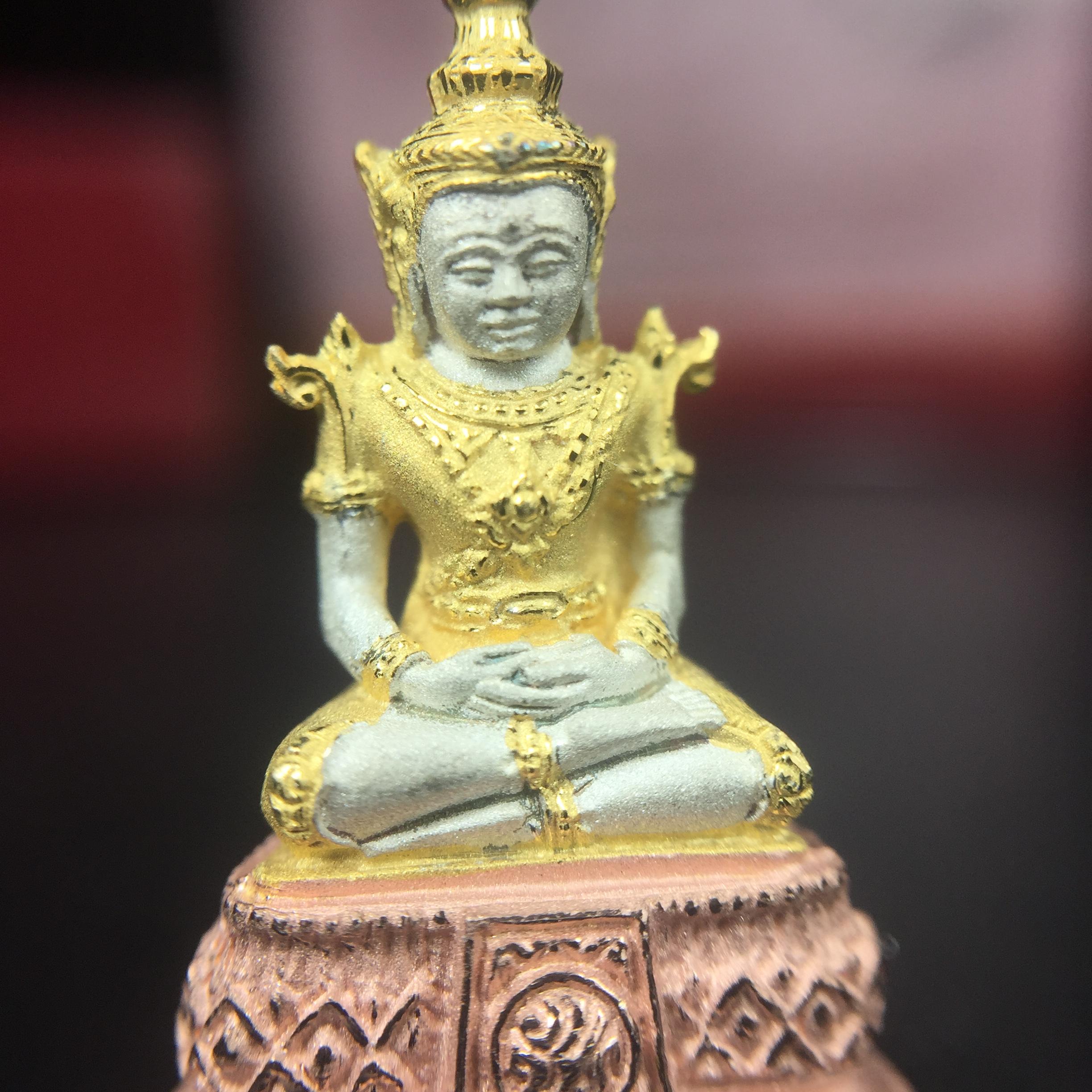 พระแก้วมรกต ภปร.(รุ่นแรก) ปี2545 รุ่นฉลองกรุงรัตนโกสินทร์ครบ 220 ปี เนื้อเงินสามกษัตริย์ พิมพ์เล็ก หล่อลอยองค์