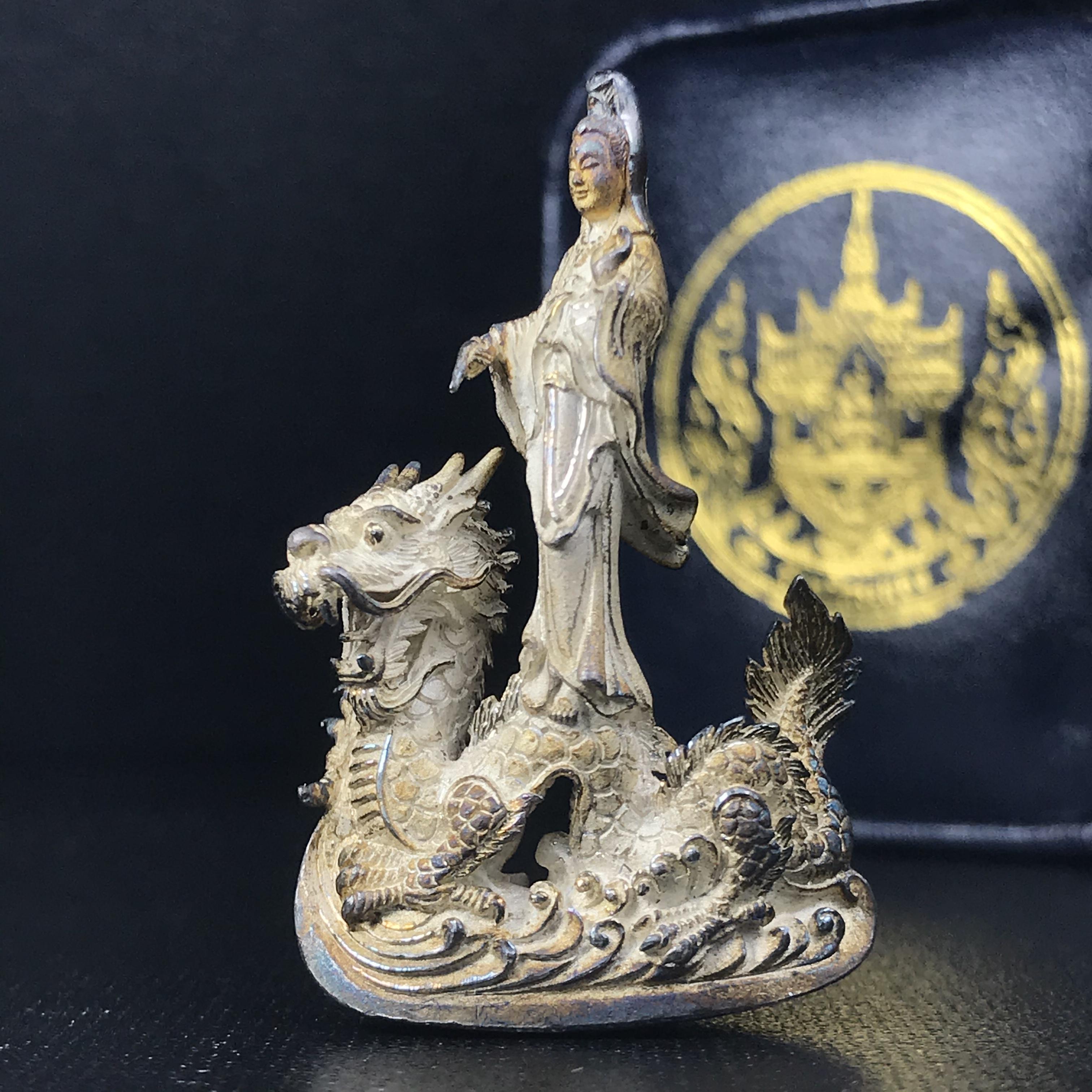 รูปหล่อลอยองค์พระโพธิสัตว์กวนอิม ทรงประทับมังกร จ.ระนอง เนื้อเงิน พิมพ์ใหญ่(สภาพผิวเดิม ขึ้นสีรุ้งธรรมชาติ แบบนิยม) เฉลิมฉลองในวโรกาสที่พระบาทสมเด็จพระเจ้าอยู่หัวทรงครองสิริราชสมบัติครบ 50 ปี จ.ระนอง พ.ศ.2539