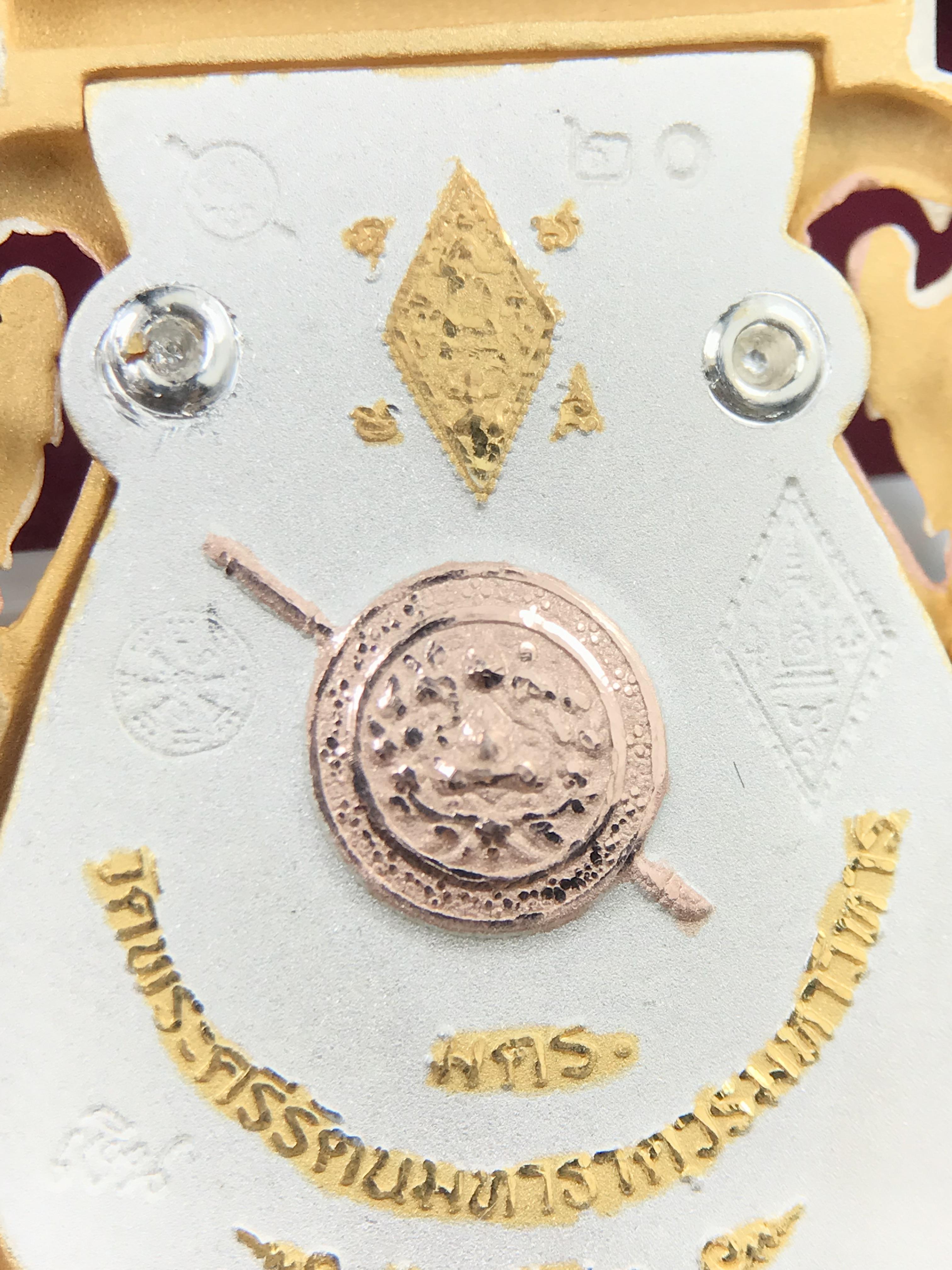 พระพุทธชินราช รุ่น ประวัติศาสตร์ มูลนิธิเพื่อตำรวจไทยจัดสร้าง ปี 2562 เนื้อเงินชุบสามกษัตริย์ขัดเงา พิมพ์เหรียญเสมาฉลุลาย พระพุทธชินราช อินโดจีน(ขนาดสูง 3.7ซม.(ไม่รวมห่วง))(สภาพสวยซีนซองเดิม กล่องบรรจุเดิมครบสมบูรณ์)(องค์หมายเลข 20)(1 ใน 999 เหรียญ)หายาก