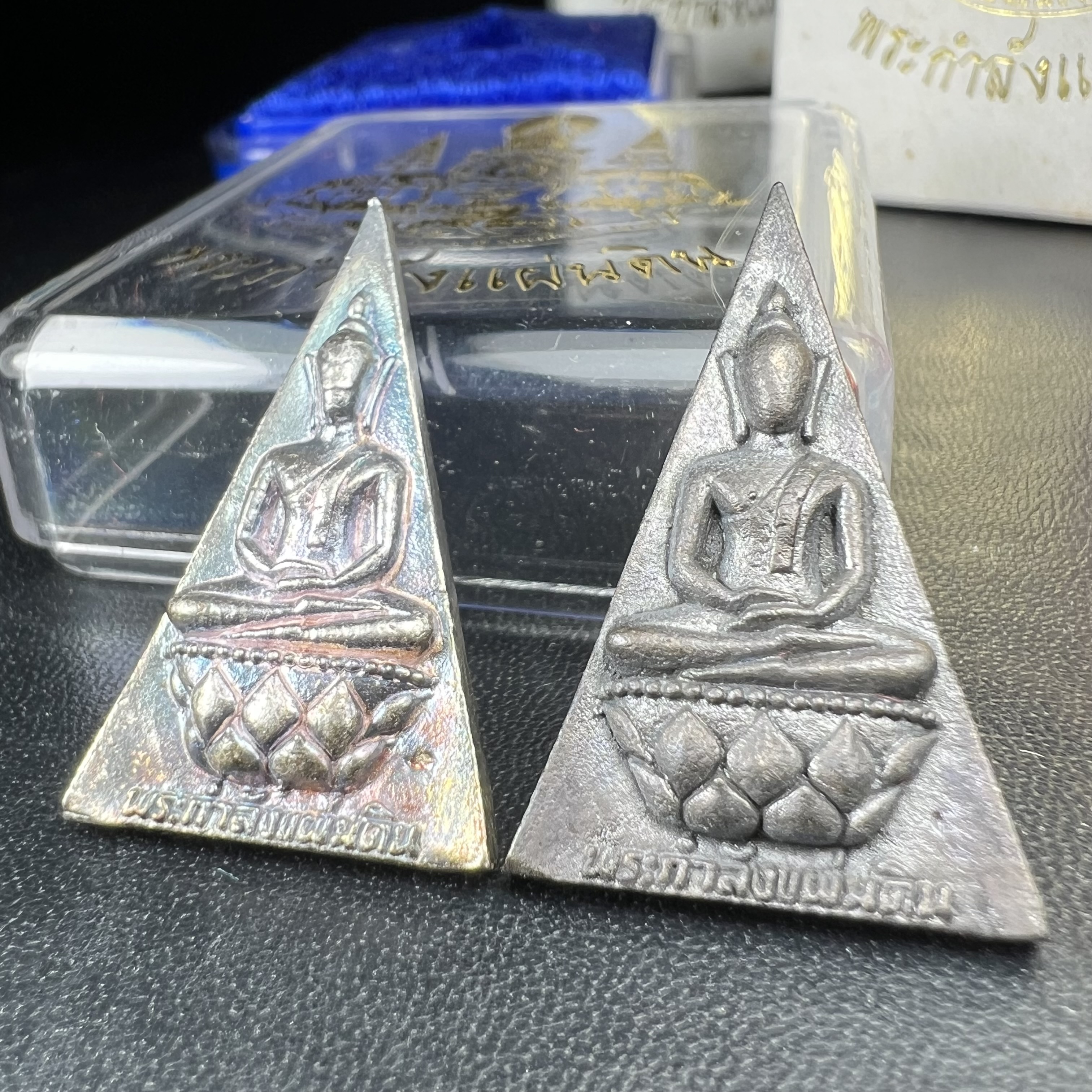 พระกำลังแผ่นดิน (สมเด็จจิตรลดา2) จัดสร้างเฉลิมพระเกียรติ ร.9 ครองราชย์ 50 ปี 2539 เนื้อเงิน(ผิวเดิมกลับดำ รุ้งๆสวย)+เนื้อนวโลหะ(สร้างน้อยหายาก)พร้อมกล่องบรรจุเดิมครบสมบูรณ์(1ใน2539องค์)