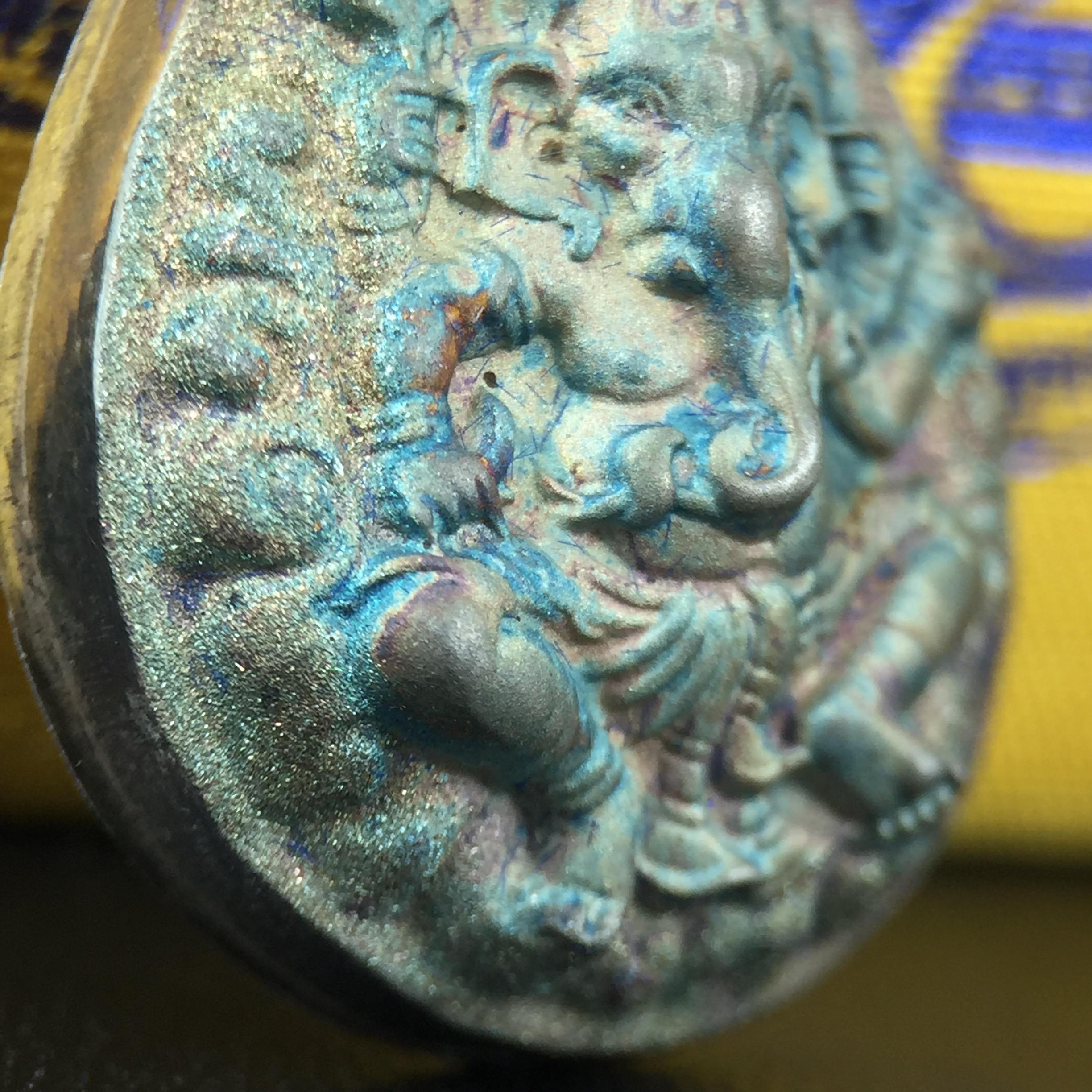 เหรียญพระพิฆเนศวร ญสส. ชุดกาญจนาภิเษกครองราชย์ 50 ปี พุทธศักราช 2538 พิมพ์ใหญ่(2.9 ซม.) เนื้อเงินผิวเดิมกลับดำขึ้นสีรุ้งเข้มขลังงดงามธรรมชาติสร้างสรรค์ สภาพสวยเดิมพร้อมกล่องบรรจุเดิม ตอกโค๊ดหมายเลขกำกับ(1ใน 5539องค์)