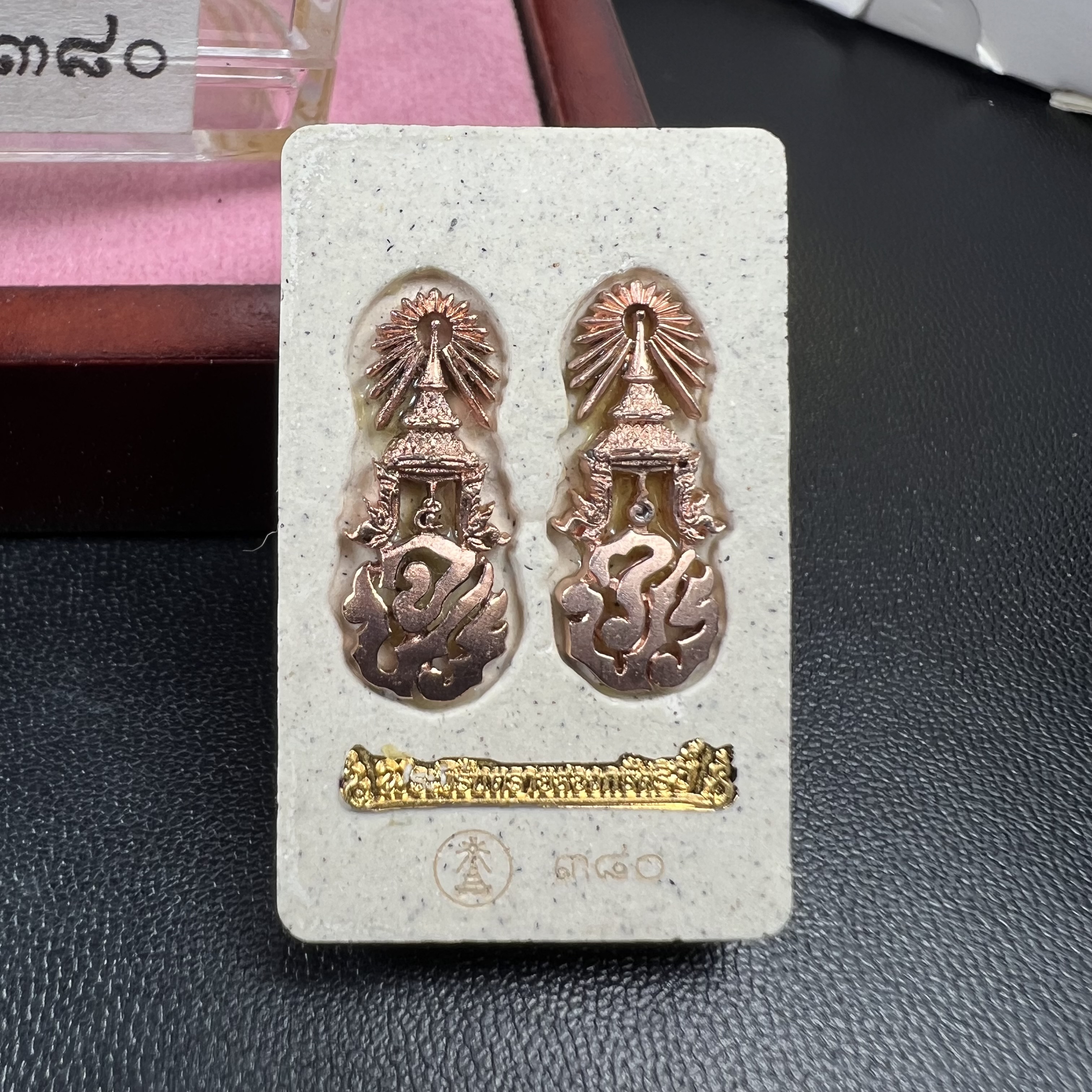 พระนิรันตรายสองกษัตริย์ มหาพุทธานุภาพแห่งแผ่นดิน ปี2552 "พระผู้ปกป้องคุ้มครองจากภัยอันตรายทั้งปวง" พระผงพิมพ์สมเด็จหน้าปัดทอง สีครีมด้านหลังฝังนวโลหะชุบนาก เชิญอักษรพระปรมาภิไธยสองกษัตริย์(จปร.และ วปร.) พร้อมกล่องบรรจุเดิมครบชุด