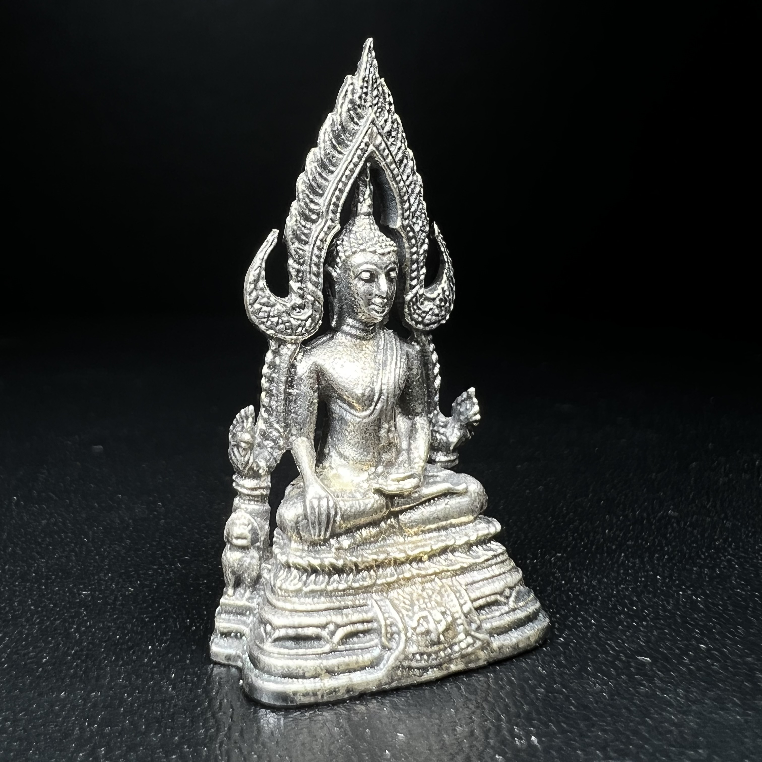 พระกริ่งพระพุทธชินราช มวก. วัดเบญจมบพิตร ปี 2519 เนื้อเงินสภาพสวยผิวเดิม หมายเลข687(ในหลวงรัชกาลที่9และราชินีเสด็จฯเททอง)(พิธีใหญ่ เกจิอาจารย์ในยุคยอดนิยมร่วมปลุกเสก)