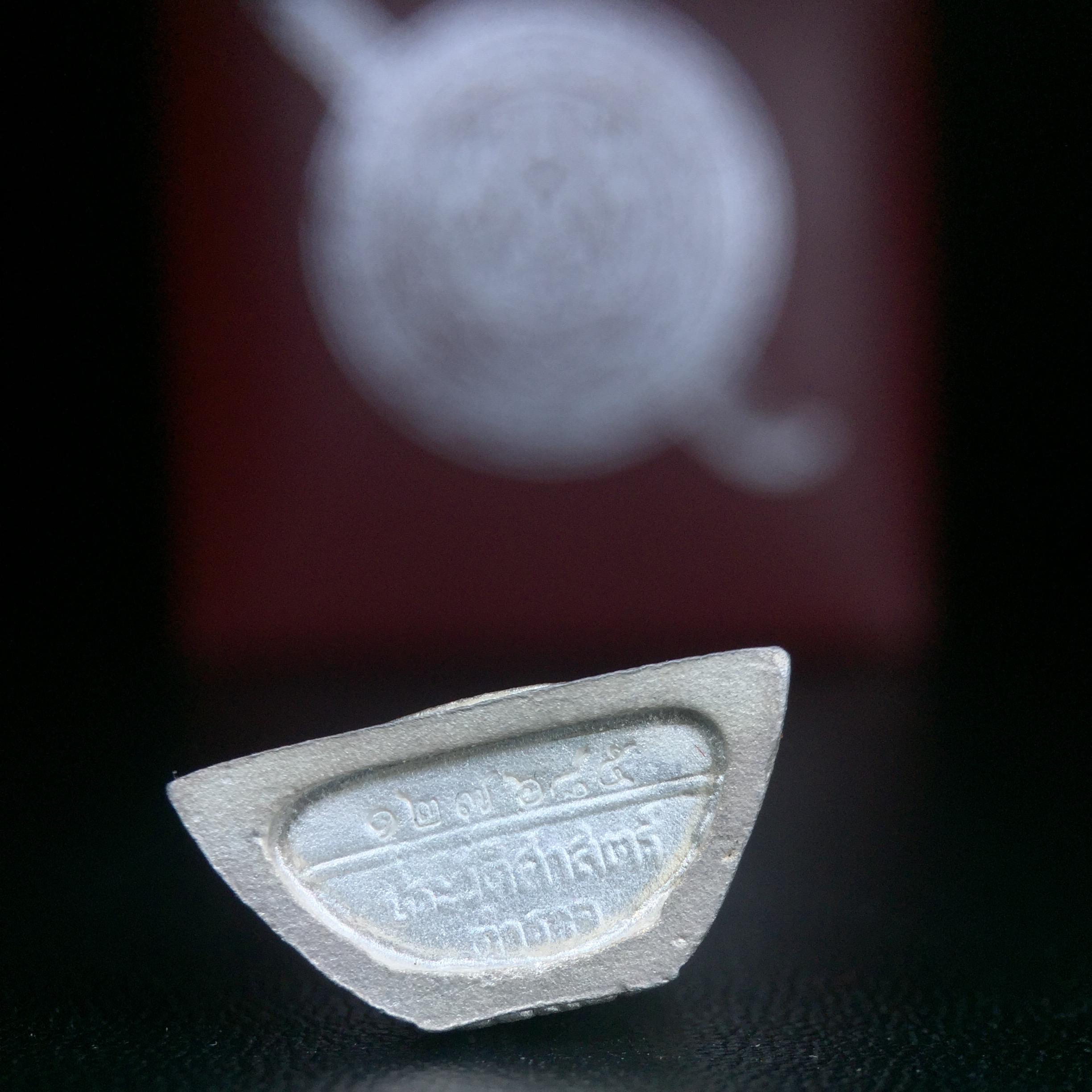 พระพุทธโสธร รุ่นประวติศาสตร์ 80 ปี กรมตำรวจ ปี 2538 เนื้อเงินประกายเพชร(เงินพ่นทราย)พิมพ์ใหญ่ 3.2 ซม. พร้อมกล่องบรรจุเดิม(พระดีพิธีใหญ่ รุ่นยอดนิยม)