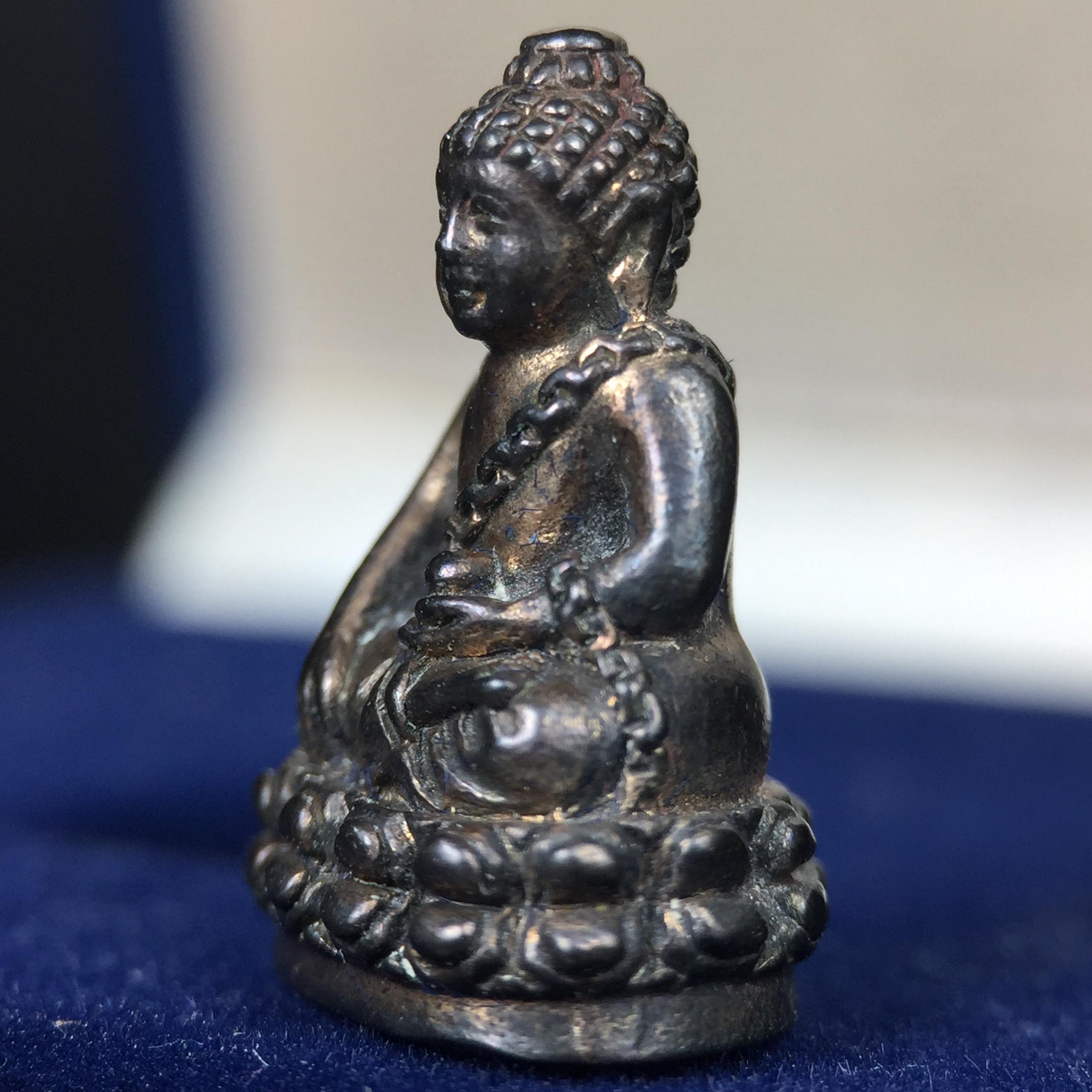 พระกริ่งพุทธอุดมสมบูรณ์(พระปุ้มปุ้ย)รุ่นแรก เนื้อนวโลหะเต็มสูตร วัดบวรนิเวศวิหาร ปี2535 แขวนบูชาไม่มีอดอยาก มีความอุดมสมบูรณ์สมตามลักษณะและมงคลนามตามชื่อ ตามปรารถนา(1ใน2000องค์)หายาก