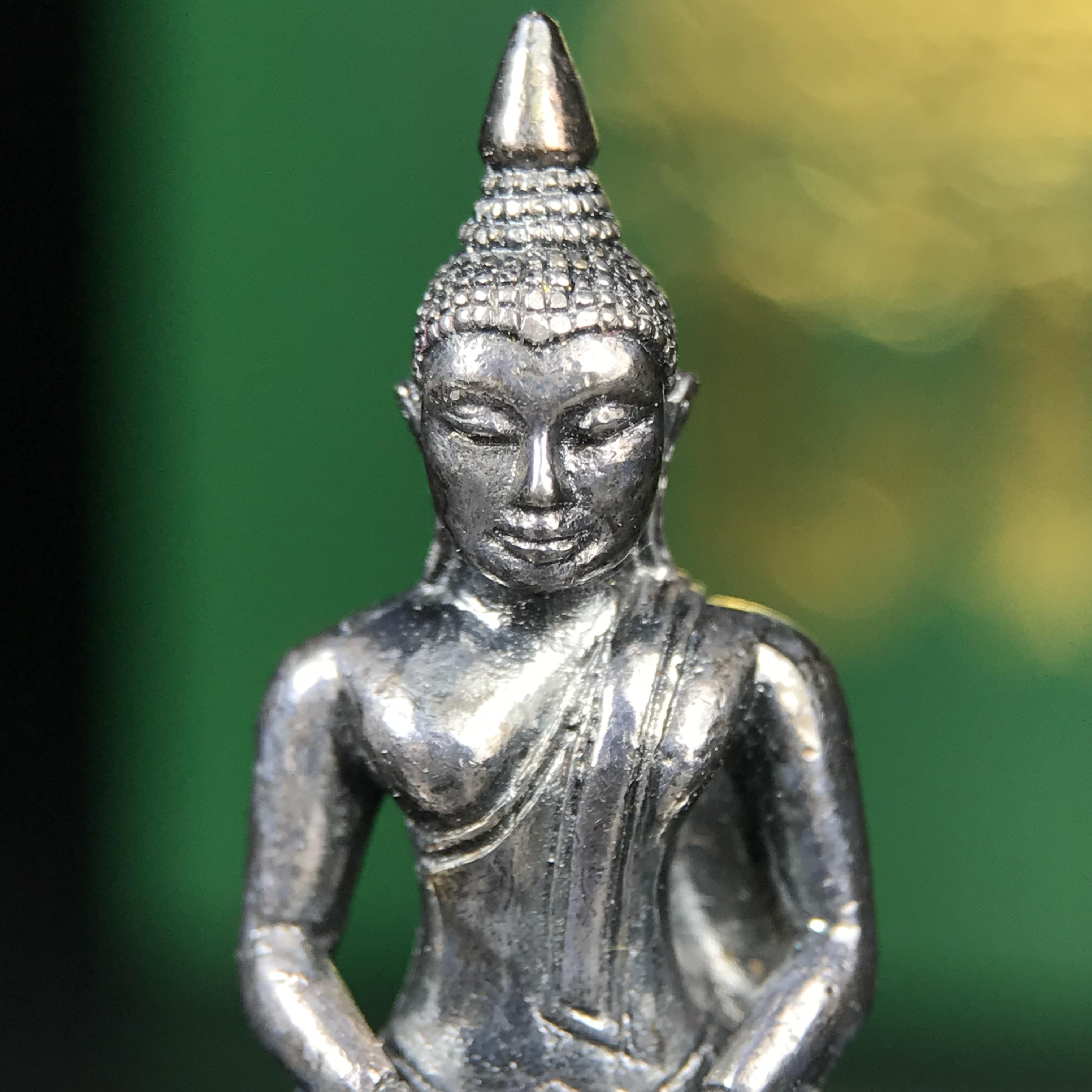 พระพุทธโสธร รุ่น กศก. 120 ปี เนื่องในโอกาสครบ 120 ปี กรมศุลกากร กระทรวงการคลัง จัดสร้าง ปี 2537 เนื้อเงินบริสุทธิ์ 99.9% ผิวขัดเงาลงดำ(เข้มขลัง)(งานบริษัท แพรนด้า จิวเวลรี่)สวยงดงาม ทรงคุณค่า