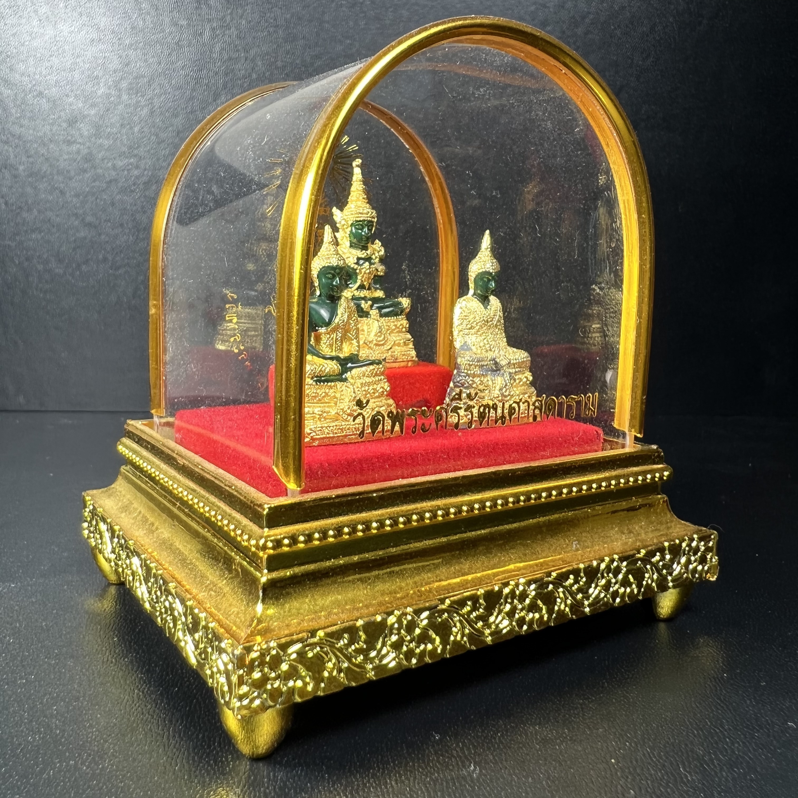 พระพุทธมหามณีรัตนปฏิมากร(พระแก้วมรกต) วัดพระศรีรัตนศาสดาราม สำนักพระราชวัง จัดสร้าง พิมพ์ทรงเครื่อง 3 ฤดู(ร้อน ฝน หนาว) หน้าตัก 1 นิ้วพร้อมครอบตู้เดิม(บรรจุมวลสารใต้ฐาน)