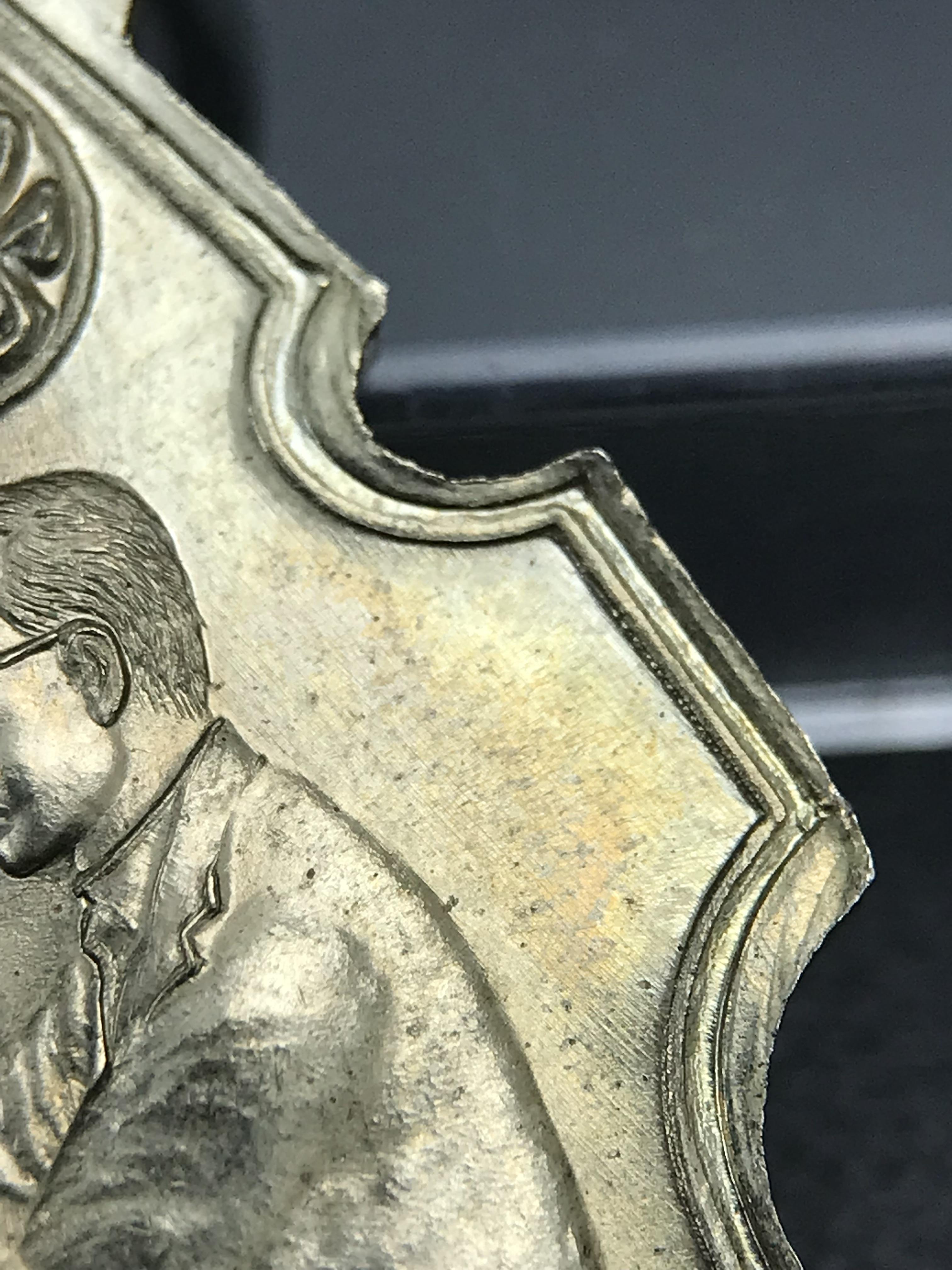 เหรียญครอบครูช่างหลวง(ในหลวงทรงดนตรี) เนื้ออัลปาก้า ปี 2550(หายาก)สุดยอดแห่งความหายากมีหมุนเวียนให้เห็นน้อยมากเป็นอีกหนึ่งรุ่นยอดนิยมของเสด็จพ่อร.9เหรียญนี้สวยมากผิวน้ำทองทั่วทั้งเหรียญ