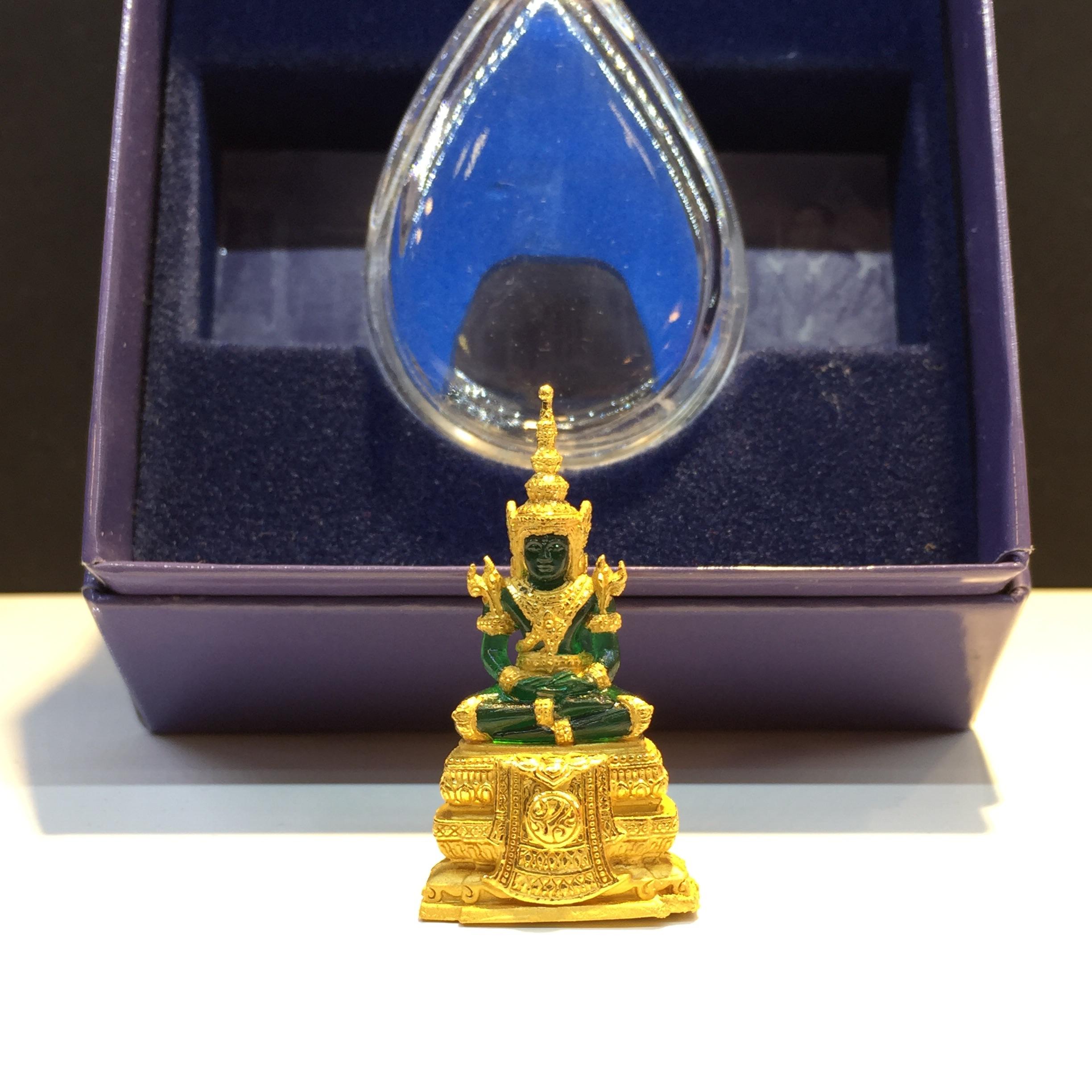 พระแก้วมรกตลอยองค์ ภปร. เนื้อเรซิ่นหุ้มทองคำ หน้าตัก 1/2 นิ้ว จัดสร้างโดยรพ.ภูมิพลฯ ปี2547