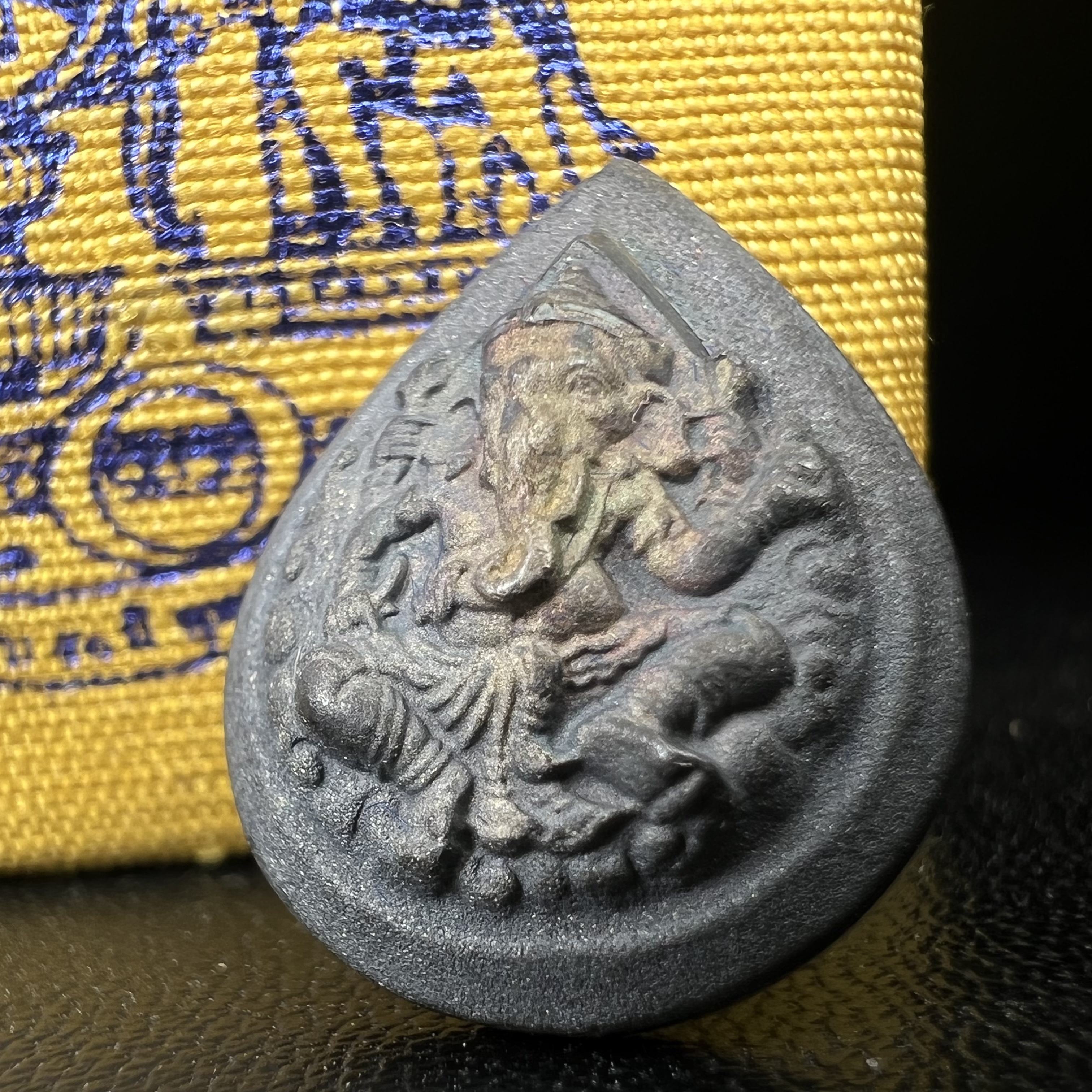 เหรียญพระพิฆเนศวร ญสส. ชุดกาญจนาภิเษกครองราชย์ 50 ปี พุทธศักราช 2538 พิมพ์เล็ก(1.9 ซม.) เนื้อเงินผิวเดิมกลับดำเข้มขลังงดงามธรรมชาติ สภาพสวยเดิมพร้อมกล่องบรรจุเดิม ตอกโค๊ดหมายเลขกำกับ(1ใน1000องค์)