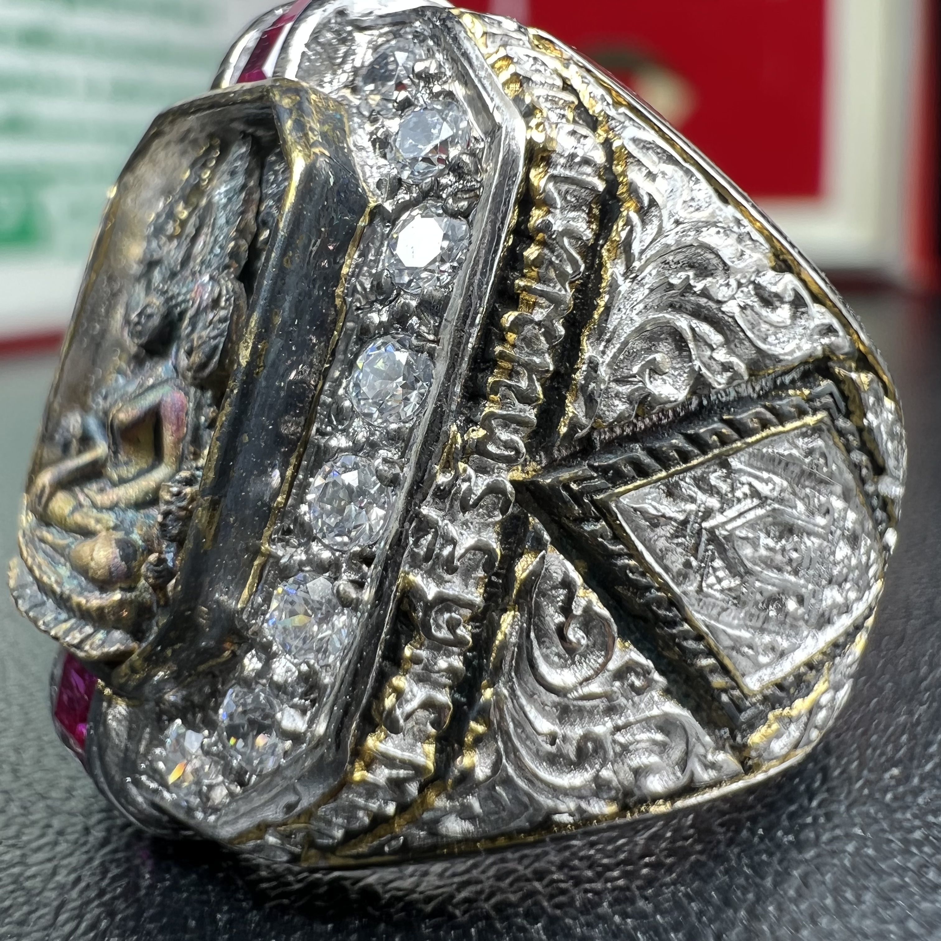 แหวนพระพุทธชินราช ภปร. ในวโรกาสเฉลิมพระชนมายุ6รอบ 5ธันวาคม2542 มูลนิธิพิทักษ์ดวงตาประชาชน จัดสร้าง แหวนเนื้อเงินเคลือบทองคำบริสุทธิ์ประดับเพชร CZ เกรดนอก ตอกโค๊ตและหมายเลข 2006(ผลรวมได้ 8 เลขมงคลเจริญมั่งคั่ง อุดมสมบูรณ์) พร้อมกล่องบรรจุเดิมครบ(หายาก)