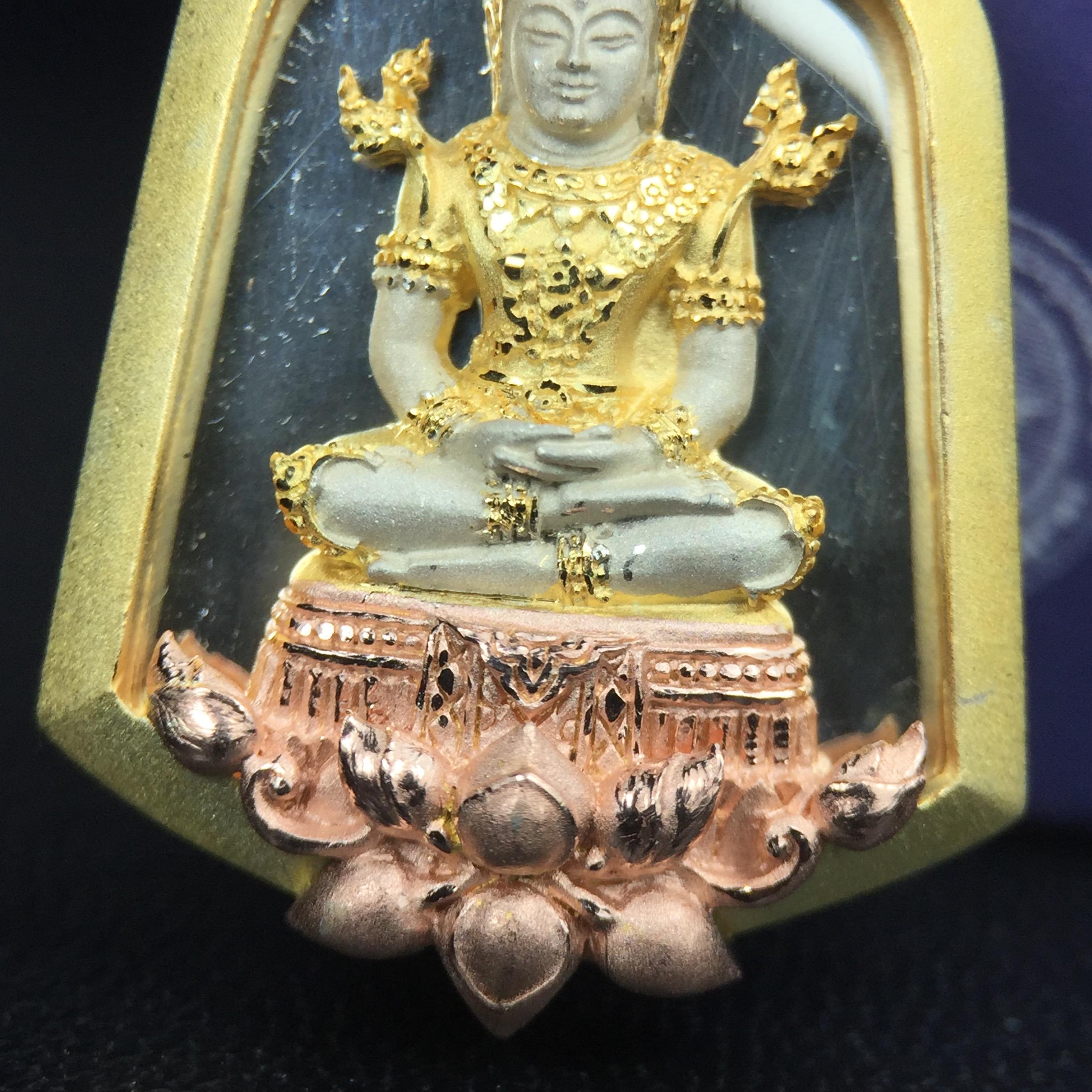 พระแก้วมรกต ภปร. ปี2547 จัดสร้างโดย รพ.ภูมิพลฯ เนื้อเงิน (3 กษัตริย์)เหรียญทรงซุ้ม ขนาด 20*33 มม.งดงามทรงคุณค่าอีกหนึ่งรุ่นยอดนิยม หายาก