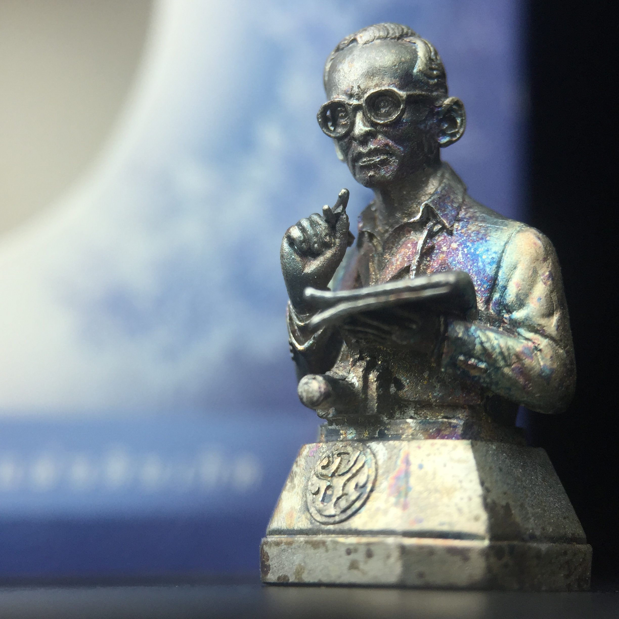 พระบรมรูปพระบาทสมเด็จพระเจ้าอยู่หัวรัชกาลที่ 9(ทรงงาน) ภปร. รุ่นเพราะแผ่นดินนี้คือแผ่นดินเกิด ปี 2551 ขนาดสูง 1 นิ้ว เนื้อเงิน(ผิวเดิมขึ้นสีรุ้งธรรมชาติสวยมาก)(ด้านหน้า ฐานพระบรมรูปฯ ประดิษฐานอักษรพระปรมาภิไธย ภ.ป.ร.)นิยมหายาก(1 ใน 5000 องค์)