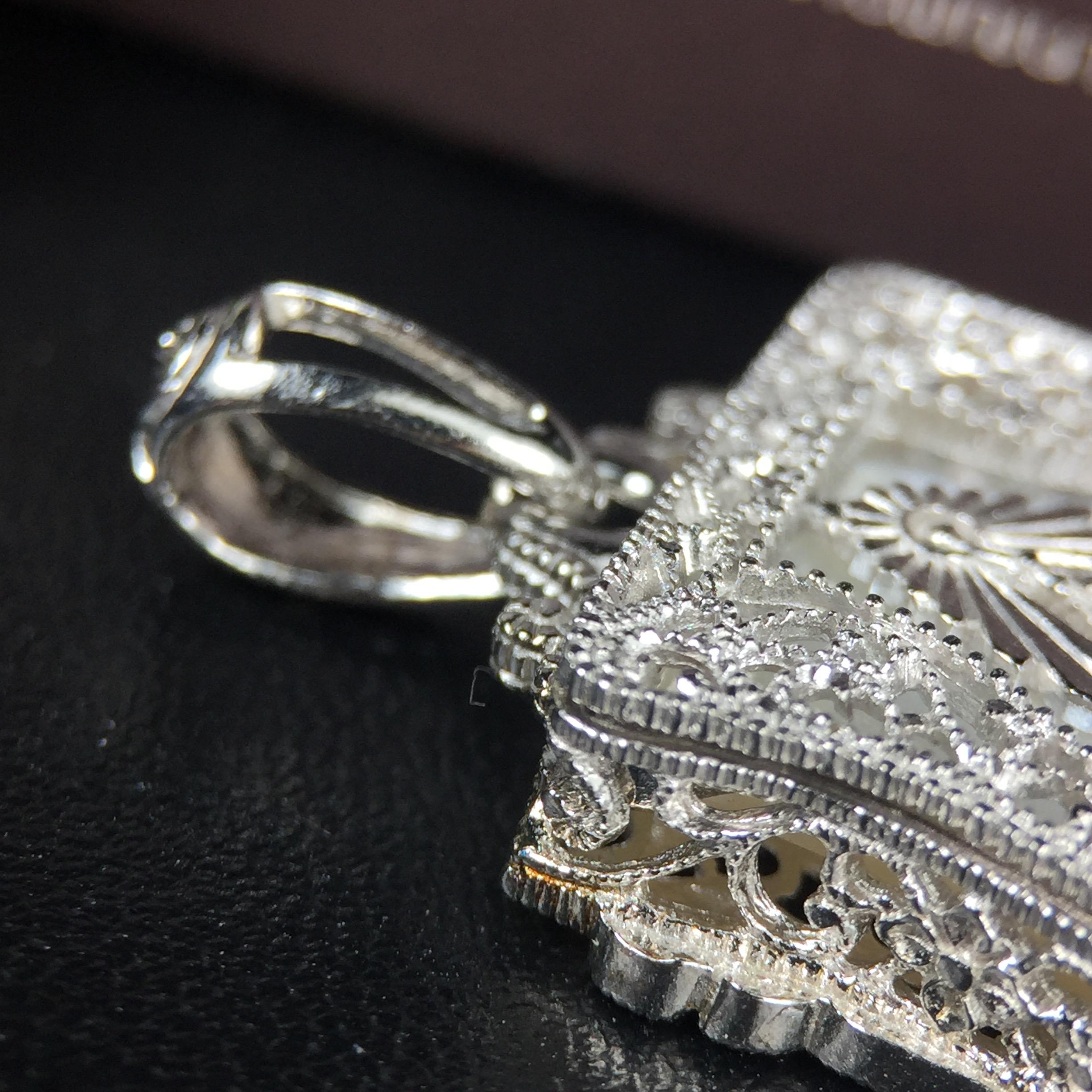 พระพุทธชินราช ภปร. โครงการ "เพราะแผ่นดินนี้ คือ แผ่นดินเกิด" ปี2548(รุ่นแรก) เหรียญทรงเสมา ขนาด 21 x 29 มม.เนื้อเงินสามกษัตริย์ องค์พระชุบสามกษัตริย์ ล้อมด้วยกรอบเงินชุบทองคำขาวสลักเสลาเป็นลวดลายละเอียดอ่อน ส่วนพื้นองค์พระเป็นเปลือกหอยมุขงดงาม