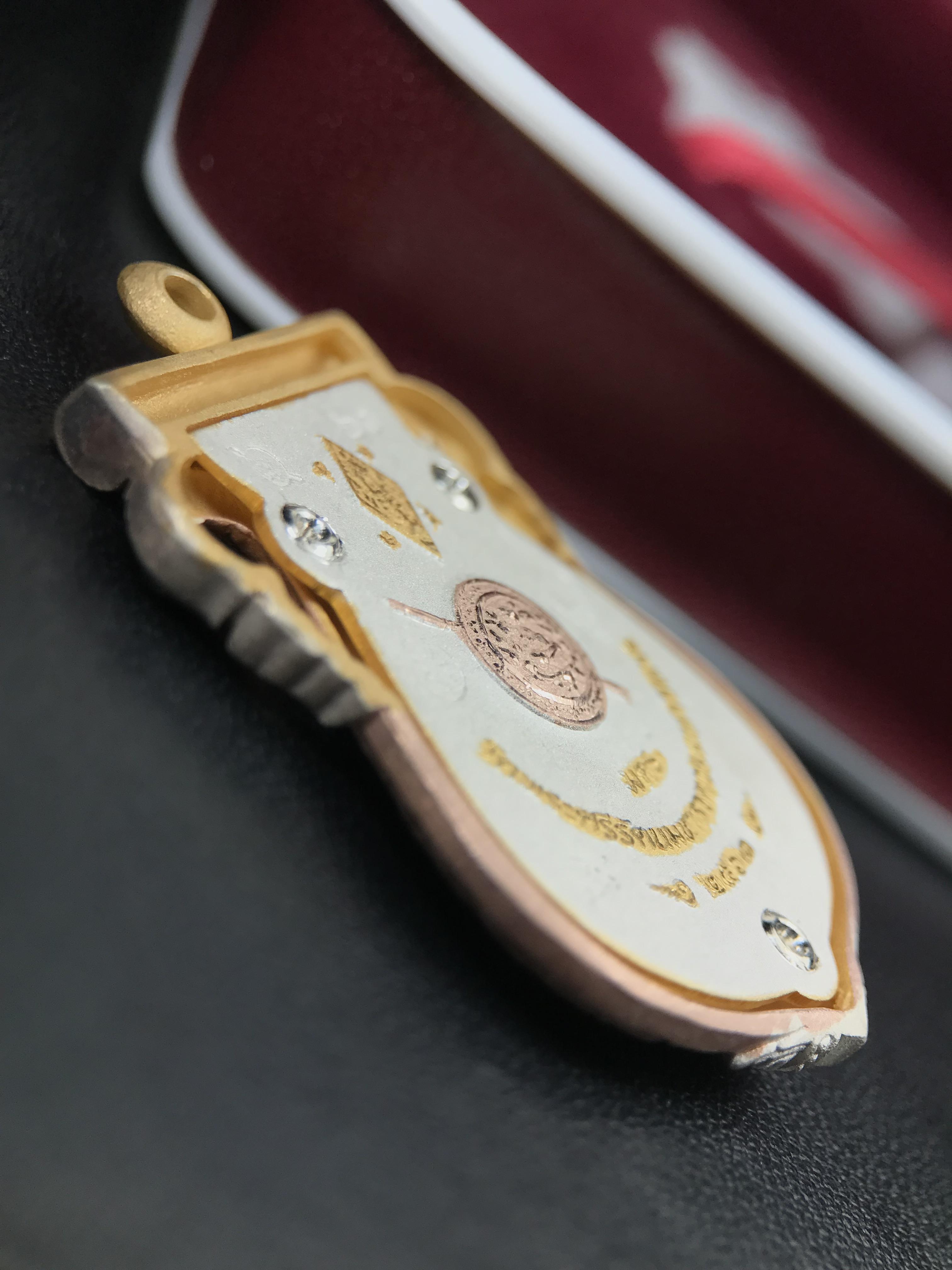 พระพุทธชินราช รุ่น ประวัติศาสตร์ มูลนิธิเพื่อตำรวจไทยจัดสร้าง ปี 2562 เนื้อเงินชุบสามกษัตริย์ขัดเงา พิมพ์เหรียญเสมาฉลุลาย พระพุทธชินราช อินโดจีน(ขนาดสูง 3.7ซม.(ไม่รวมห่วง))(สภาพสวยซีนซองเดิม กล่องบรรจุเดิมครบสมบูรณ์)(องค์หมายเลข 20)(1 ใน 999 เหรียญ)หายาก