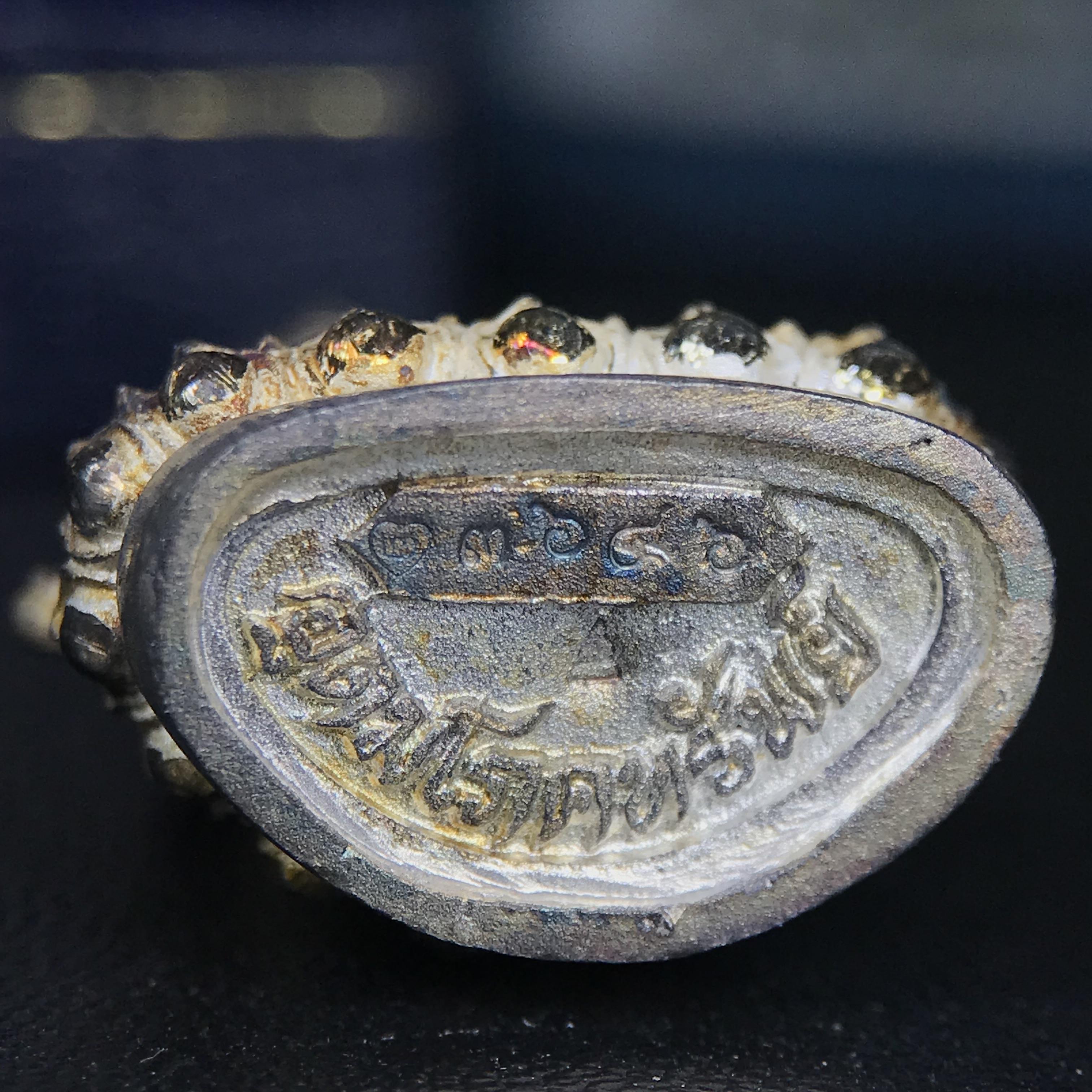 พระกริ่งอวโลกิเตศวร ( เจ้าแม่กวนอิม ) วัดโพธิ์แมนคุณาราม รุ่นอุดมโภคทรัพย์ พ.ศ.2539 เนื้อเงินพ่นทราย(ผิวเดิม ขึ้นสีรุ้งธรรมชาติ แบบนิยม เสน่ห์ของพระเนื้อเงิน) (พร้อมกล่องบรรจุการ์ดใบรับรองเดิมครบ)(อีกหนึ่งรุ่นยอดนิยม พุทธศิลป์สวยงดงาม)หายาก 1 ใน 5000 องค์