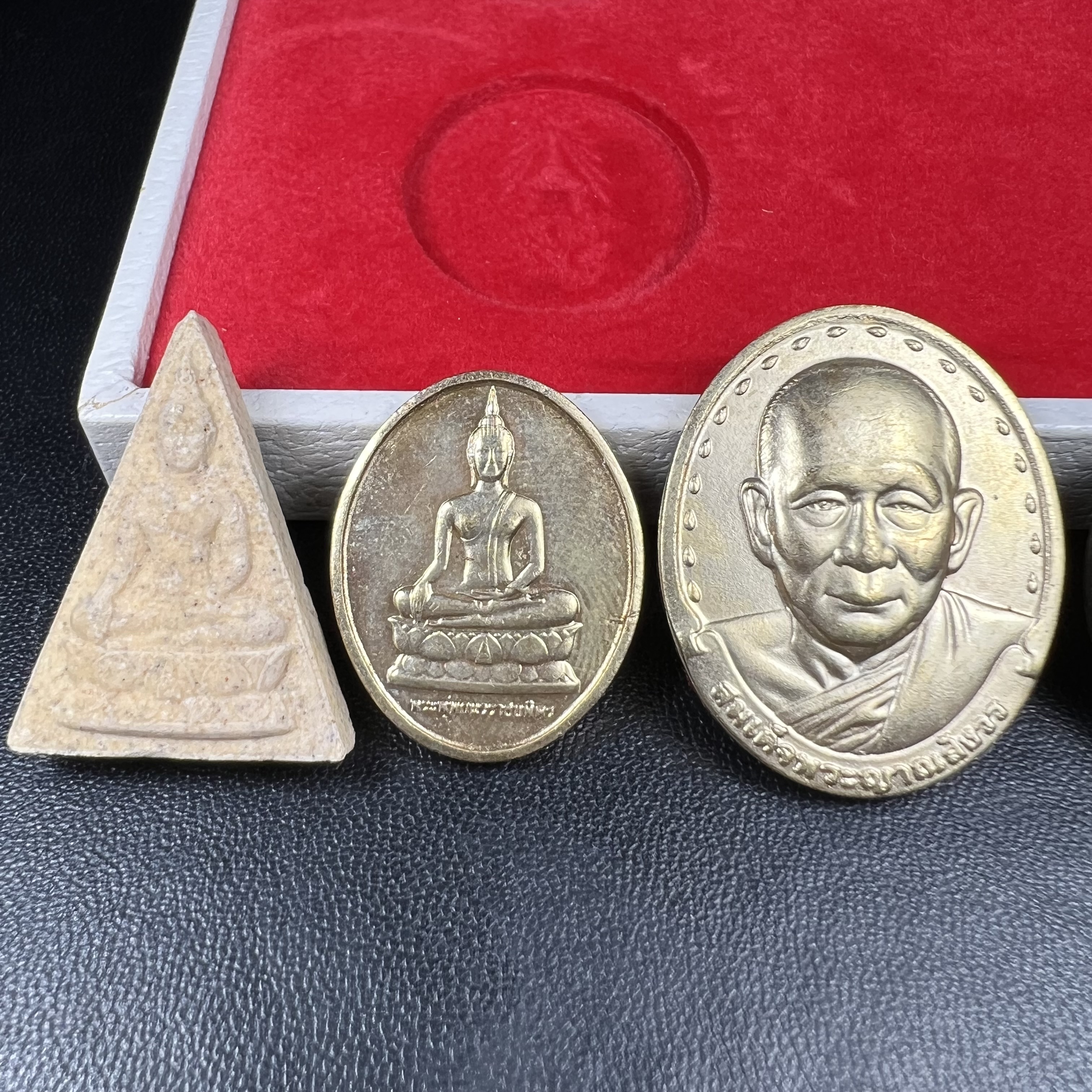 ชุดที่ระลึกครบ 72 ปี โรงพยาบาลจุฬาลงกรณ์ สภากาชาดไทย 30 พฤษภาคม พ.ศ.2529(ในหลวงรัชกาลที่9เสด็จในพิธี)พระดี พิธีใหญ่ มวลสารเส้นเกศาในหลวงรัชกาลที่ 9 ประกอบพิธีพุทธาภิเษกพร้อมกับพิธีพระกริ่งปวเรศ ปี2530 วัดบวรนิเวศและวัดพระแก้ว