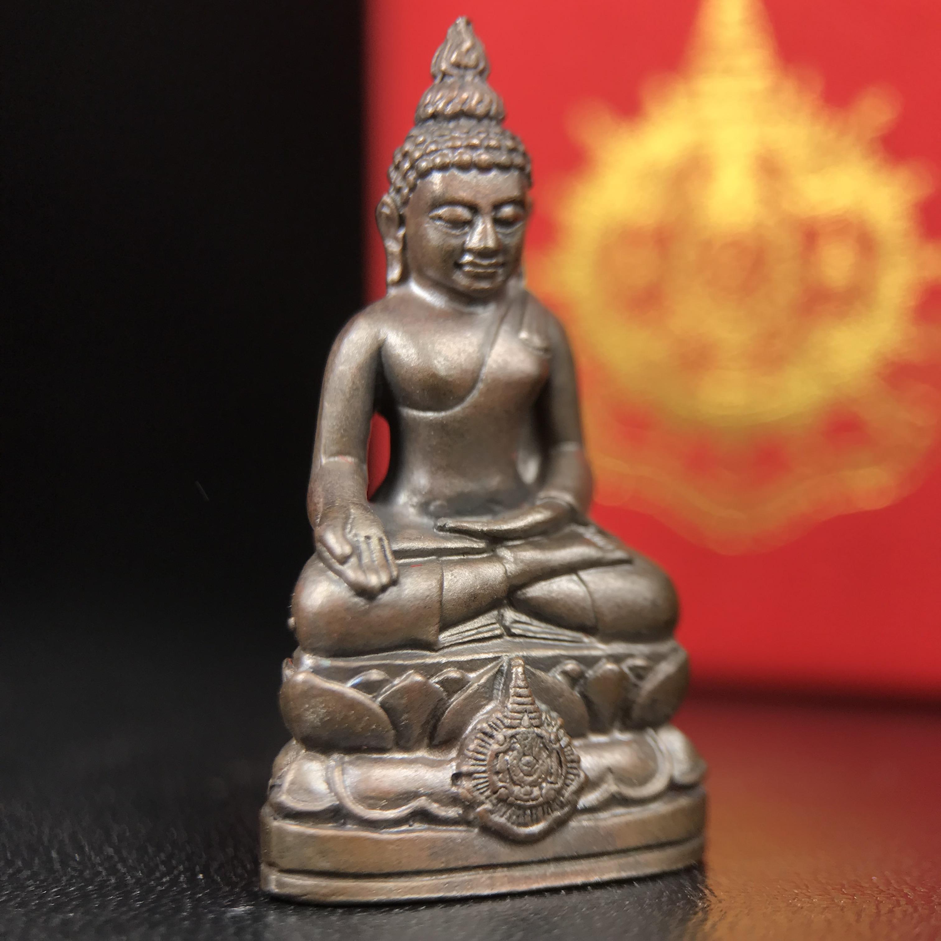 พระกริ่งไพรีพินาศ บรรจุเหล็กไหล ครั้งแรกและครั้งเดียวในประวัติศาสตร์ เฉลิมพระเกียรติ พระบาทสมเด็จพระเจ้าอยู่หัวรัชกาลที่9 พระชนมพรรษา 6 รอบ ปี2542 เนื้อนวโลหะผสมทองคำ(บรรจุเหล็กไหล)ดีนอก-ดีใน พิธีใหญ่ มวลสารเด่น (หายาก)